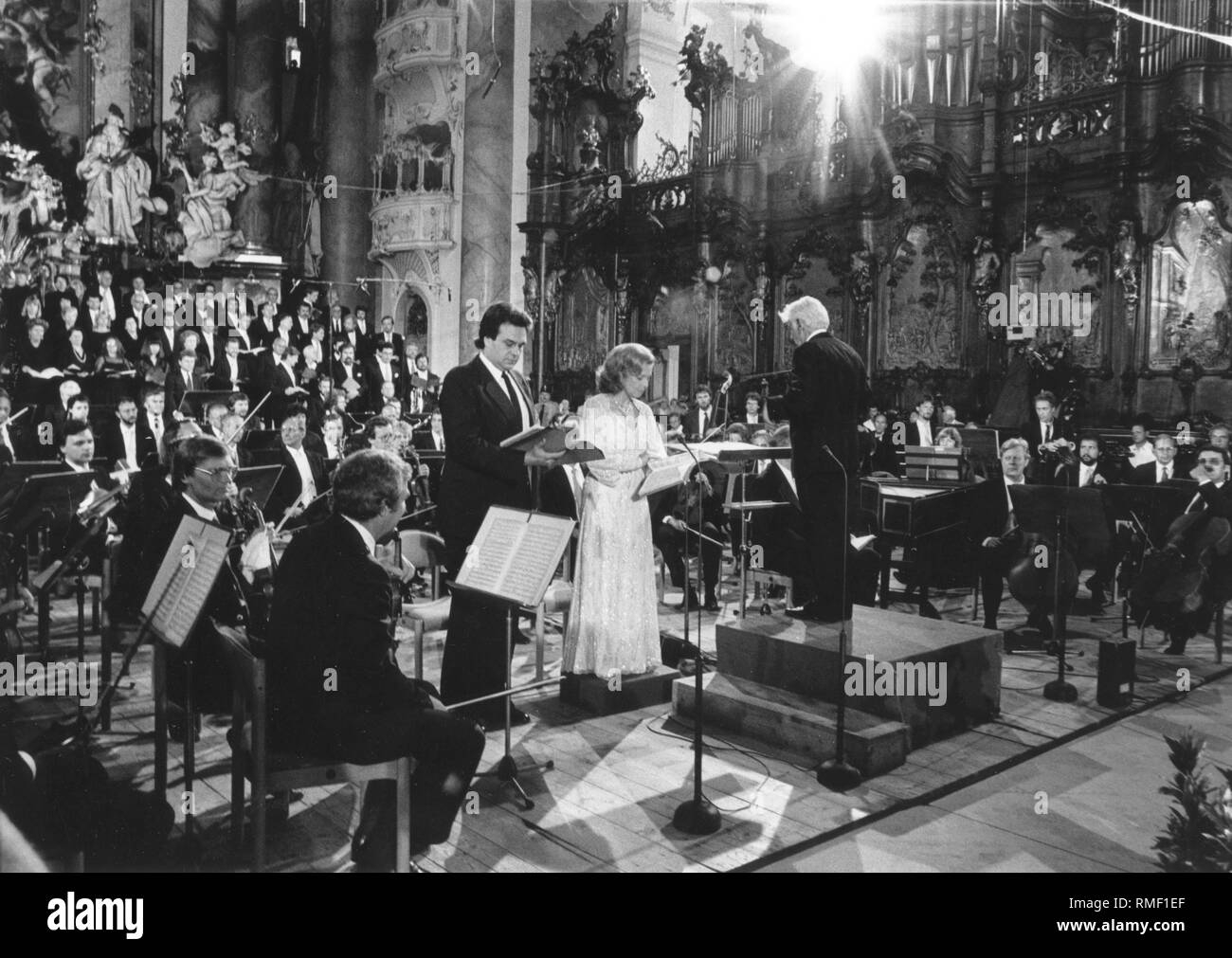 Il compositore americano Leonard Bernstein conduce 'creazione' di Joseph Haydn con solisti e la Radio Bavarese il coro e l Orchestra Sinfonica della Radio Bavarese Orchestra nella Basilica di Ottobeuren datata (foto). Foto Stock