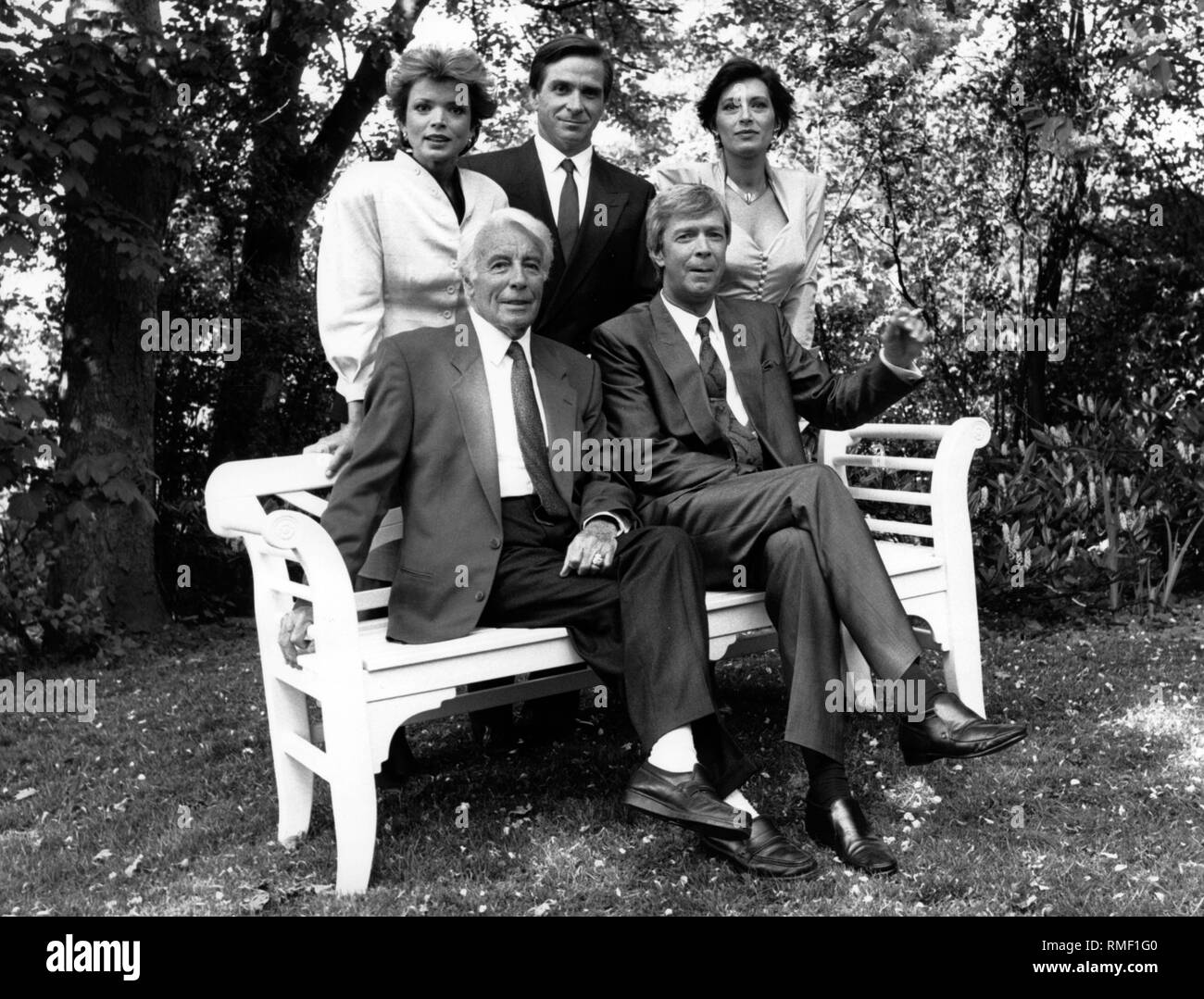 Uschi Glas, Elmar Wepper, Anita Zagaria, Johannes Heesters, Volkert Kraeft durante le riprese di 'Der Pakt' dalla serie "zwei Muenchener in Hamburg'. Foto Stock