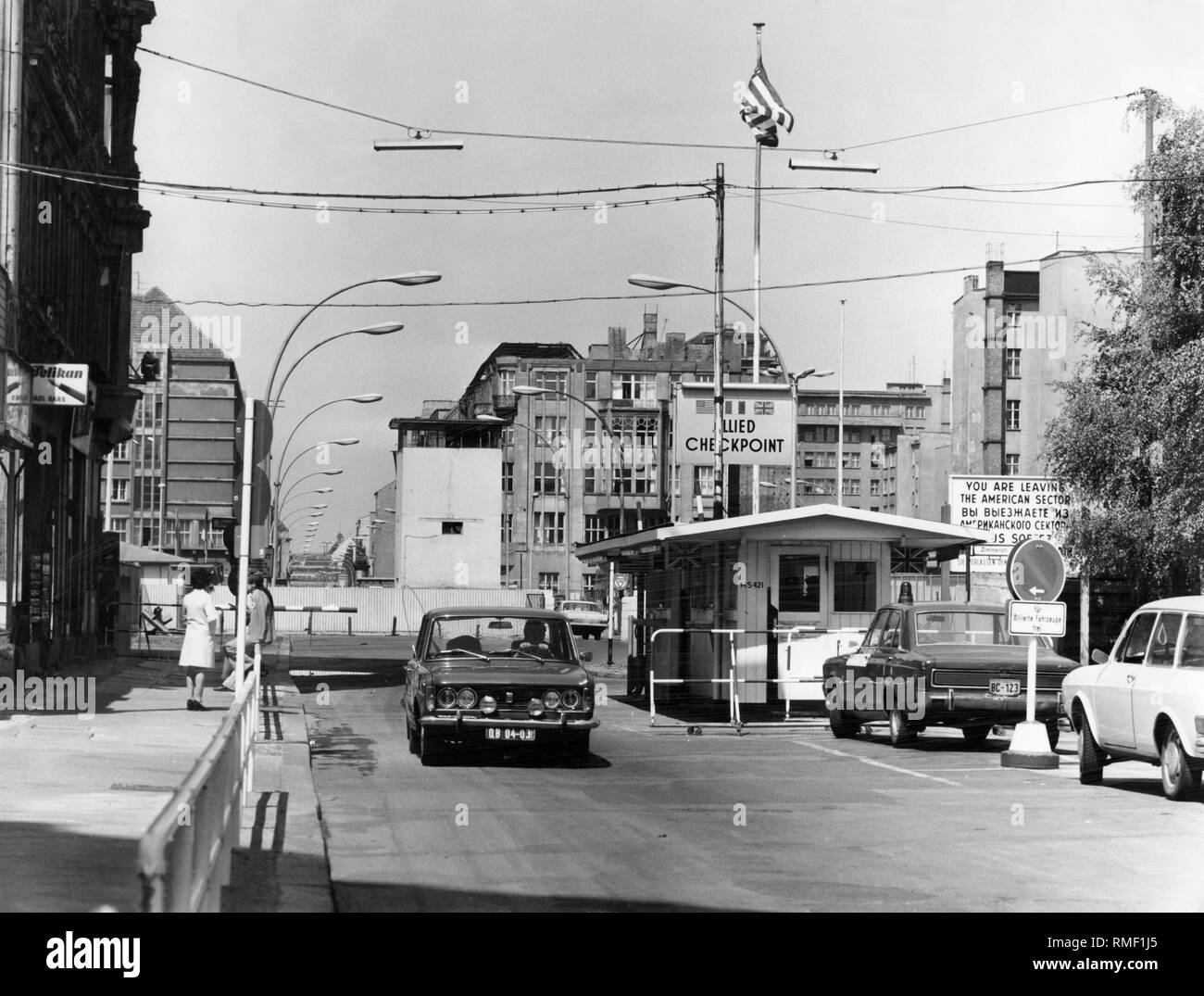 Immagine non datata del confine Allied control point Checkpoint Charlie con veicoli e passanti, sullo sfondo la Berlino Est lato. Foto Stock