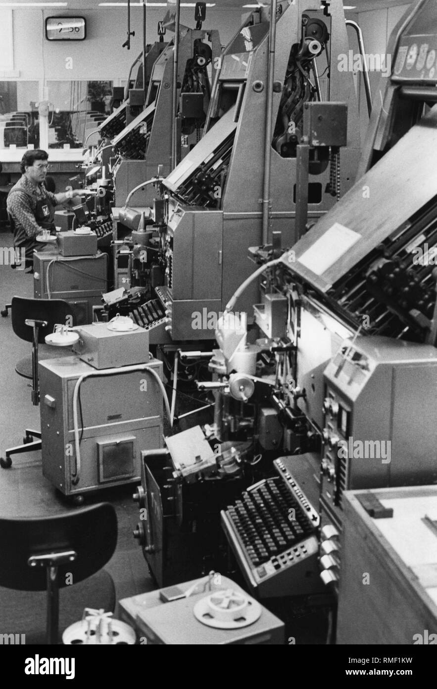 Vista del reparto di TTS (Teletypesetter sistema): un setter opera una macchina tipografica non datata (foto). Foto Stock