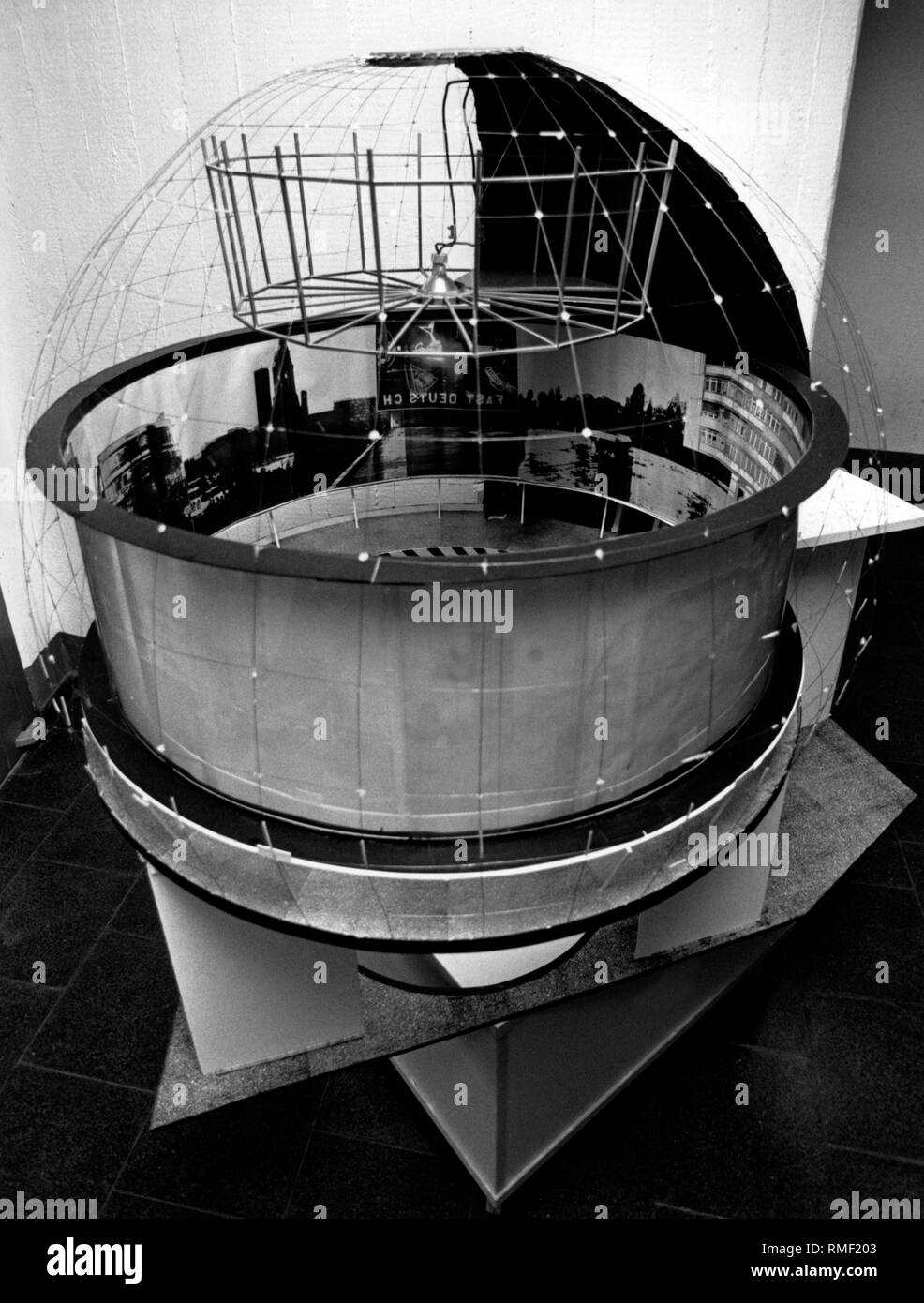 Modello di cinema "Panorama", che si è aperto il 20.12.1989 come il mondo il primo cinema commerciale di presentare a 360 grado film, poi in Budapester Strasse 38 in vista della chiesa commemorativa. L'originale, la cosiddetta "Blaue Kugel' ('sfera blu") oggi si trova a Potsdam. Foto Stock