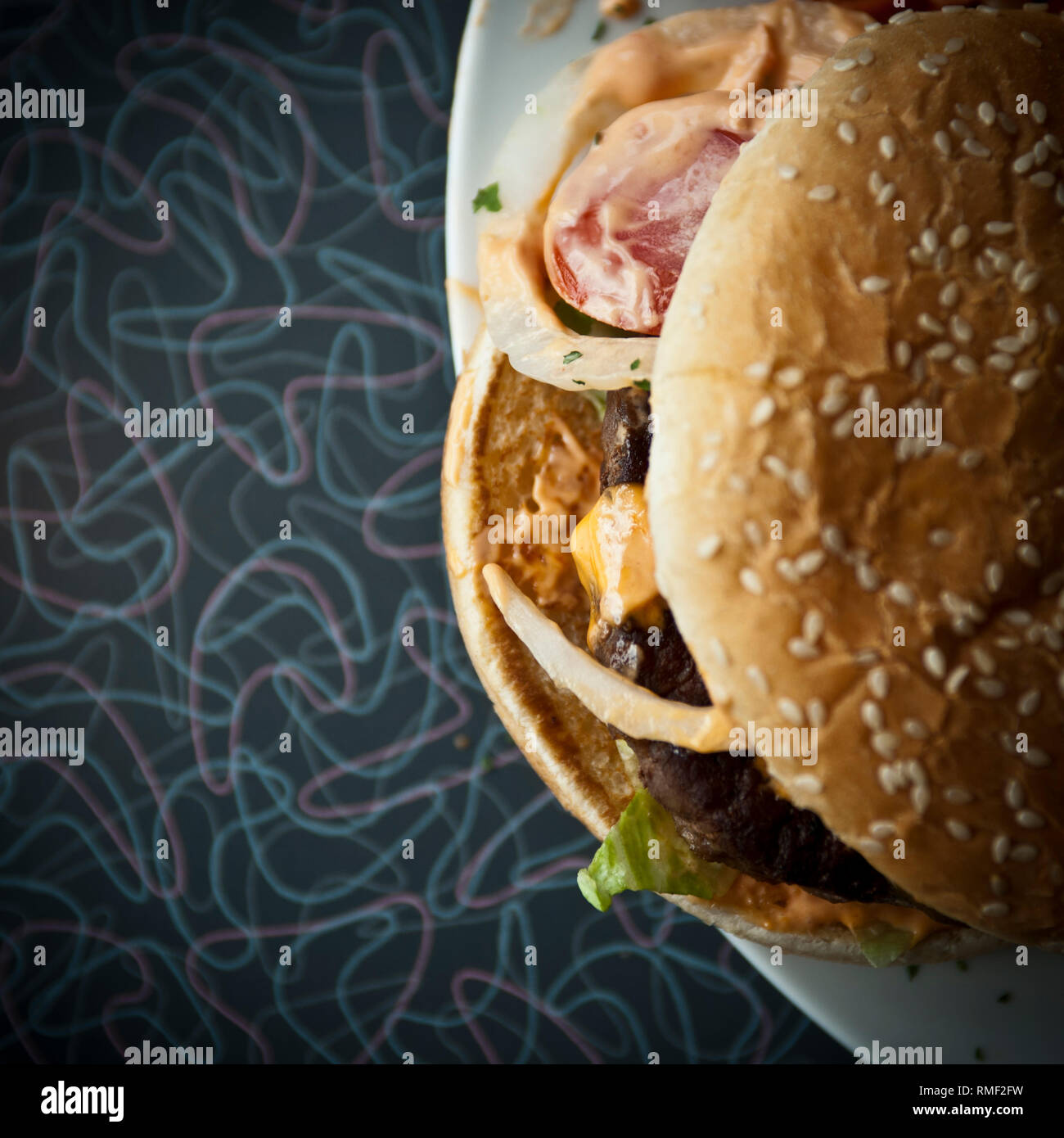 Ein Hamburger im klassischen Stil in einem 50er -60er Jahr Diner. [(C) Dirk A. Friedrich Foto Stock