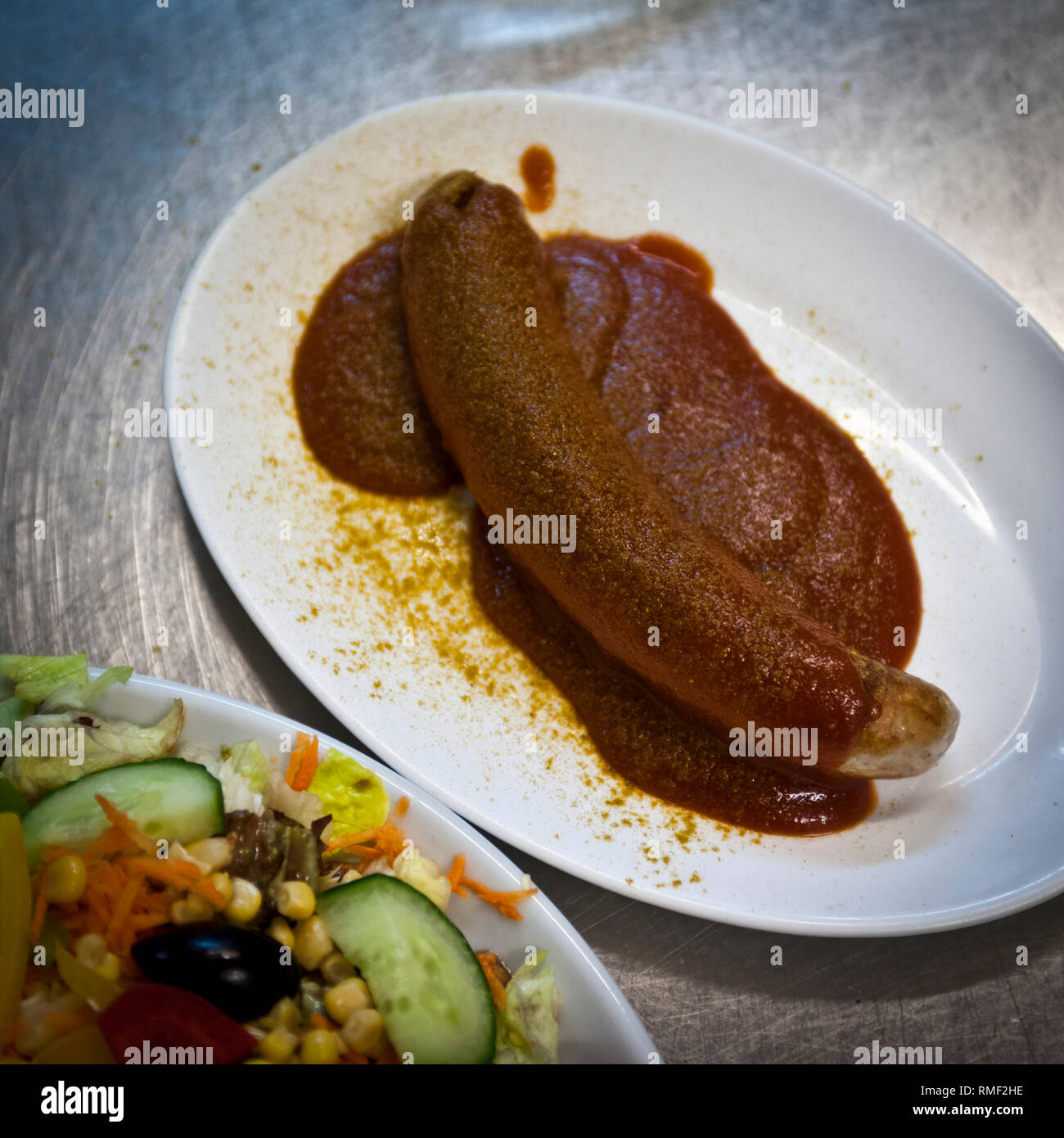 Eine Curry-Wurst wird in der Gastrokueche zubereitet. [(C) Dirk A. Friedrich Foto Stock