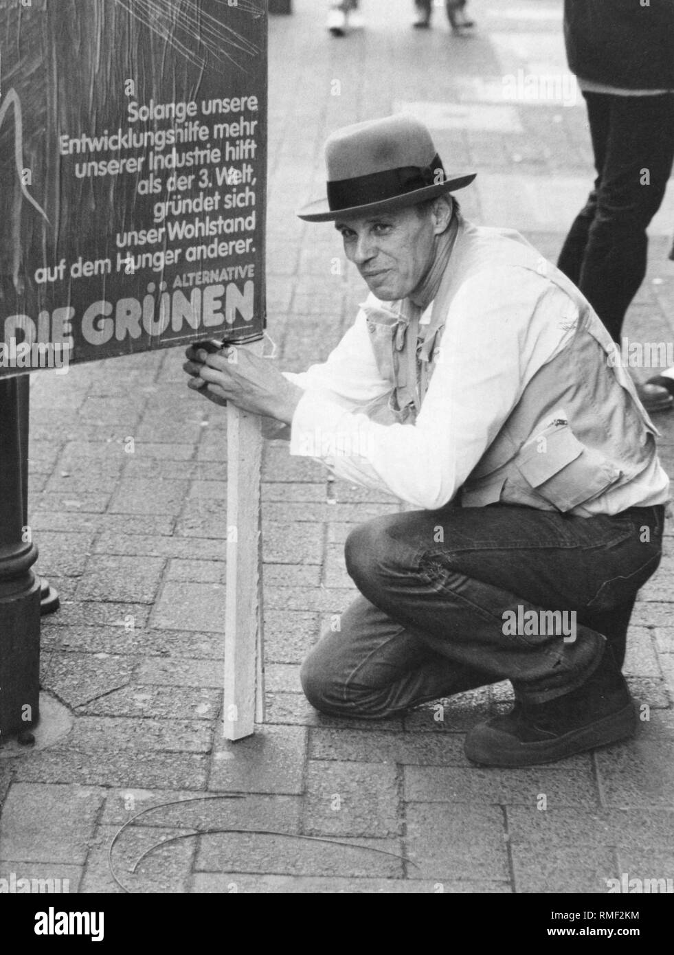Joseph Beuys durante l'elezione federale campagna a Bonn. Foto Stock