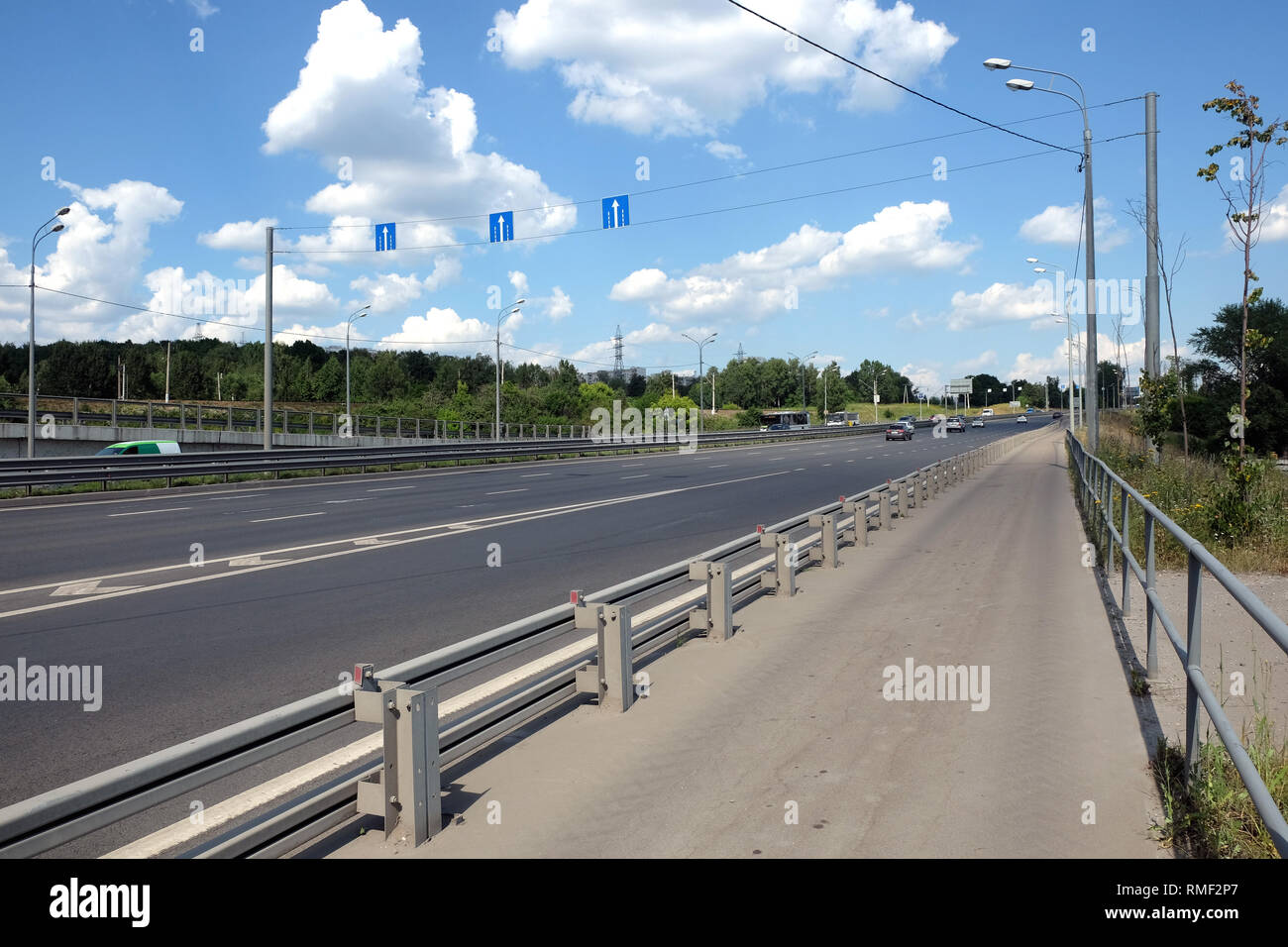 Paesaggio con autostrada urbana e via pedonale con recinto nella soleggiata giornata estiva foto orizzontale vista laterale vista dettagliata Foto Stock