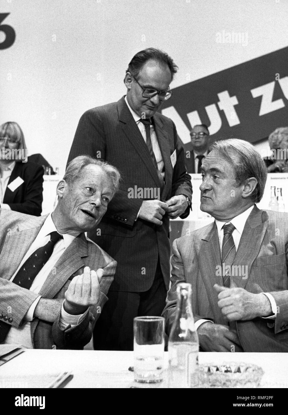Questa foto mostra da sinistra: SPD presidente Willy Brandt, SPD-CEO Peter GLOTZ e Nord Rhine-Westphalian Primo Ministro e sociale cancelliere democratica candidato per le elezioni federali in 1987, Johannes Rau. Foto Stock
