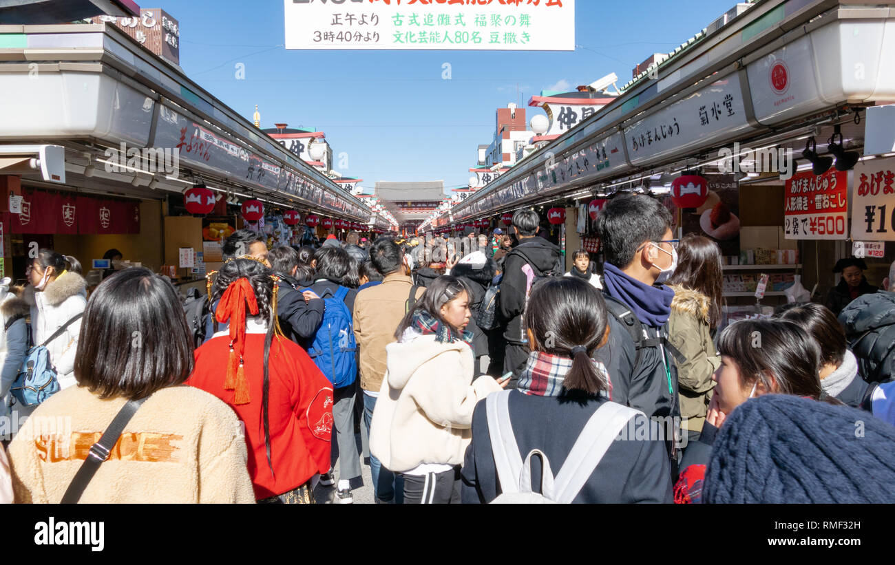 TOKYO, Giappone - 1 febbraio 2019: la folla di turisti e gente del posto a piedi e il negozio lungo Nakamise Dori shopping street dal santuario di Sensoji nel quartiere di Asakusa Foto Stock