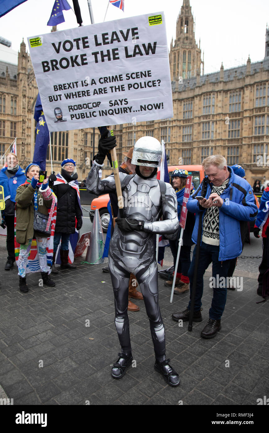 Anti Brexit pro Europe Robocop demonstrator proteste a Westminster, di fronte al Parlamento il giorno MPs votazione sulla revoca dell'UE trattare gli emendamenti il 29 gennaio 2019 a Londra, Inghilterra, Regno Unito. Foto Stock