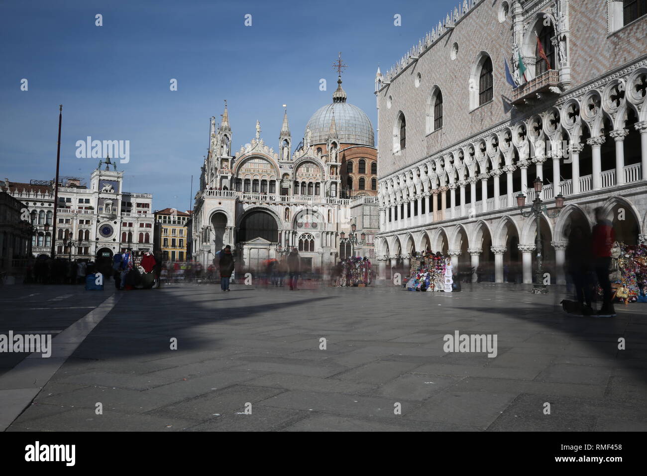 Palazzo Ducale Basilica di San Marco e di persone che si spostano con una lunga esposizione a Venezia Italia Foto Stock