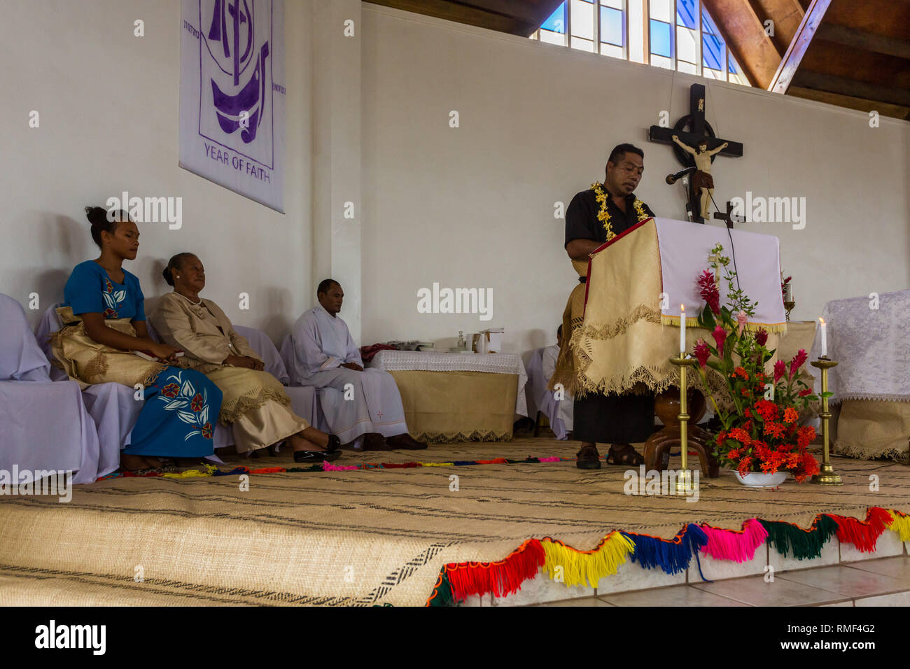 Haapai, Tonga - 5 JAN 2014: tradizionalmente condita sacerdote polinesiano e congregazione alla Messa cattolica nella chiesa Sangata Teleisia " o " Avila in Pangai v Foto Stock