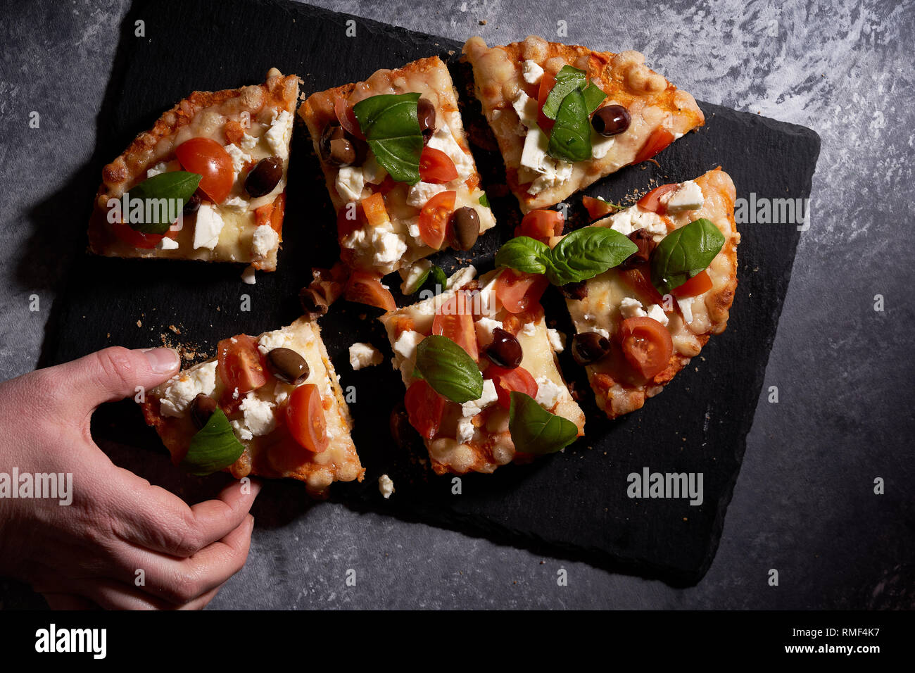 Un canto prelevare una fetta di bruschetta Foto Stock