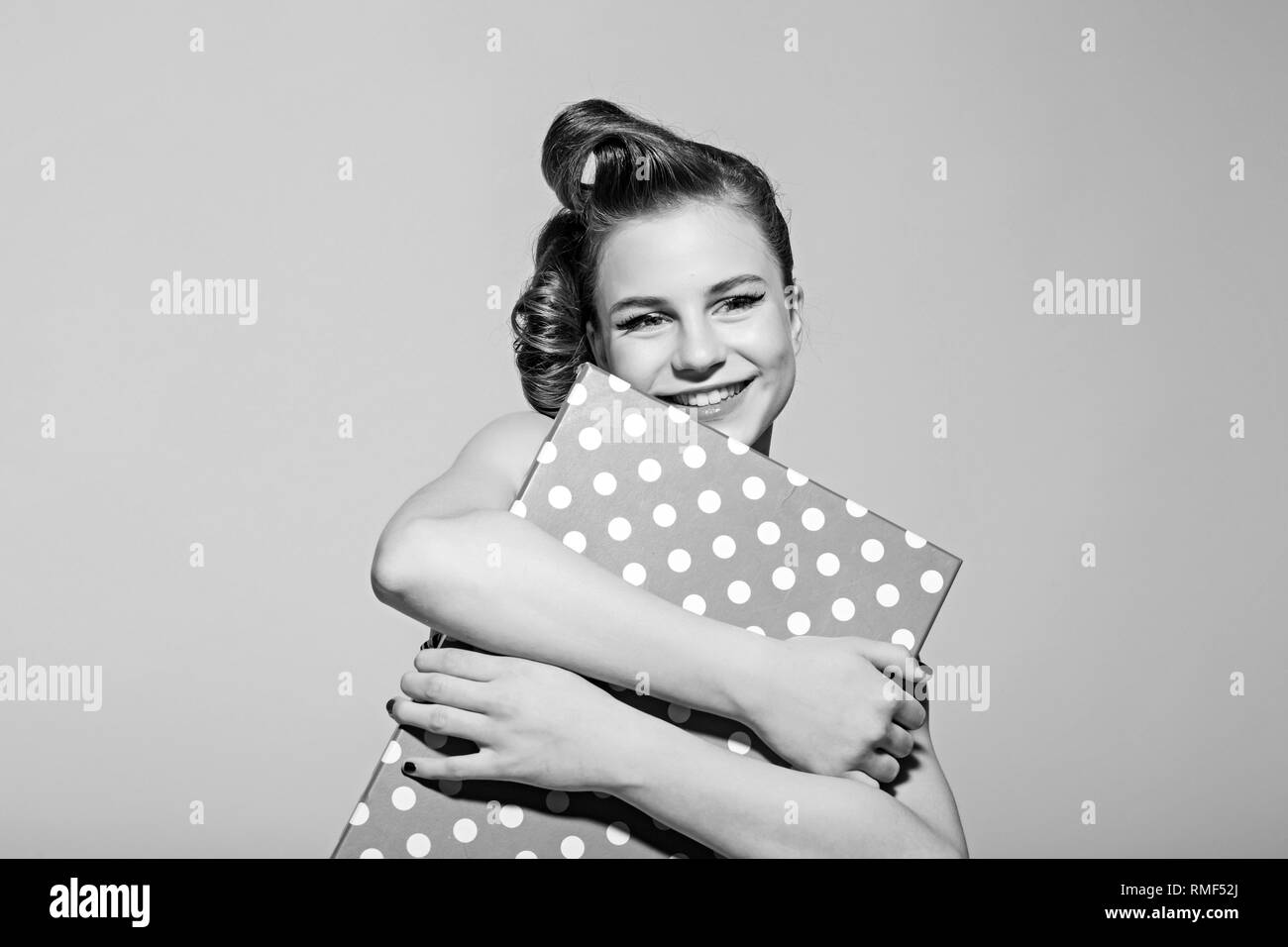 Felice ragazza retrò festeggiare il nuovo anno e tenere presente la casella. Foto Stock