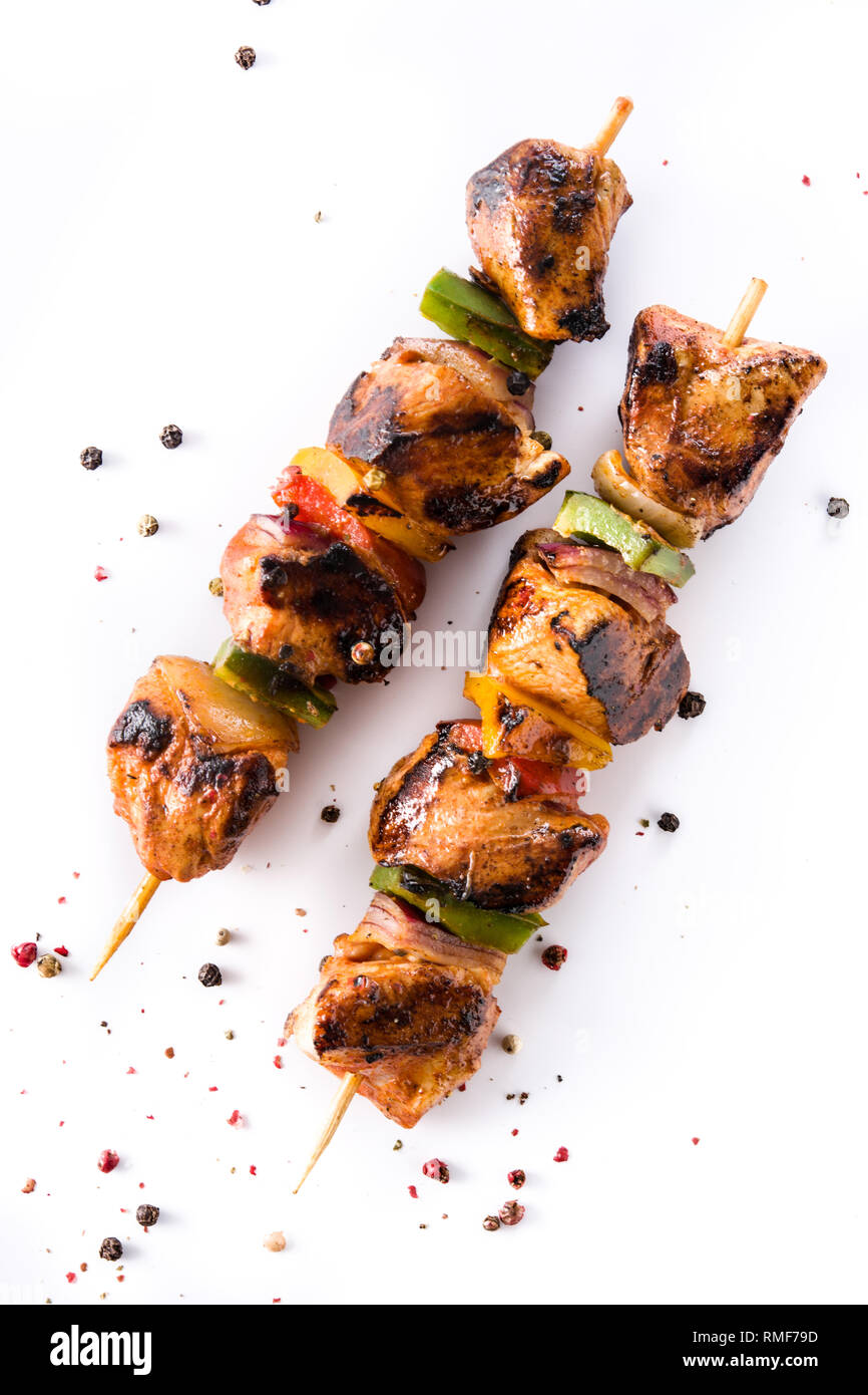 Pollo shish kebab con verdure isolati su sfondo bianco. Vista superiore Foto Stock