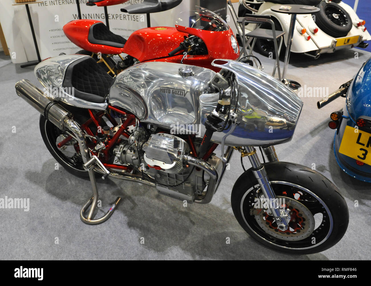 ExCel London, Regno Unito. 14 feb 2019. Londra, Regno Unito. Xiv Feb, 2019. 1000cc Moto Guzzi Moto in mostra al London Classic Car Show che si sta svolgendo a ExCel di Londra, Regno Unito. Circa 700 dei migliori posti al mondo per automobili classiche sono in esposizione presso lo show che vanno dal vintage pre-guerra tourer al moderno concetto di automobili. La mostra mette in circa 37.000 visitatori, che vanno dal grave teste di benzina per le persone che amano il bello e i veicoli classici. Credito: Michael Preston/Alamy Live News Foto Stock