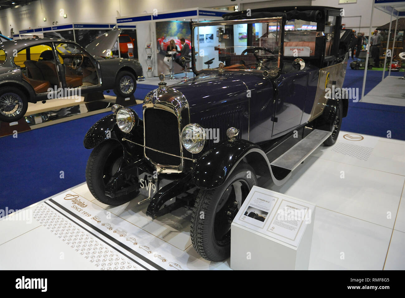 ExCel London, Regno Unito. 14 feb 2019. Una Citroën B12 Taxi in mostra al London Classic Car Show che si sta svolgendo a ExCel di Londra, Regno Unito. Circa 700 dei migliori posti al mondo per automobili classiche sono in esposizione presso lo show che vanno dal vintage pre-guerra tourer al moderno concetto di automobili. La mostra mette in circa 37.000 visitatori, che vanno dal grave teste di benzina per le persone che amano il bello e i veicoli classici. Credito: Michael Preston/Alamy Live News Foto Stock