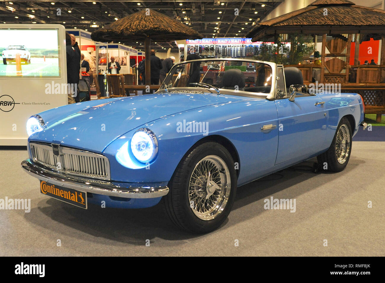 ExCel London, Regno Unito. 14 feb 2019. Un Electric MGB GT in mostra al London Classic Car Show che si sta svolgendo a ExCel di Londra, Regno Unito. Circa 700 dei migliori posti al mondo per automobili classiche sono in esposizione presso lo show che vanno dal vintage pre-guerra tourer al moderno concetto di automobili. La mostra mette in circa 37.000 visitatori, che vanno dal grave teste di benzina per le persone che amano il bello e i veicoli classici. Credito: Michael Preston/Alamy Live News Foto Stock