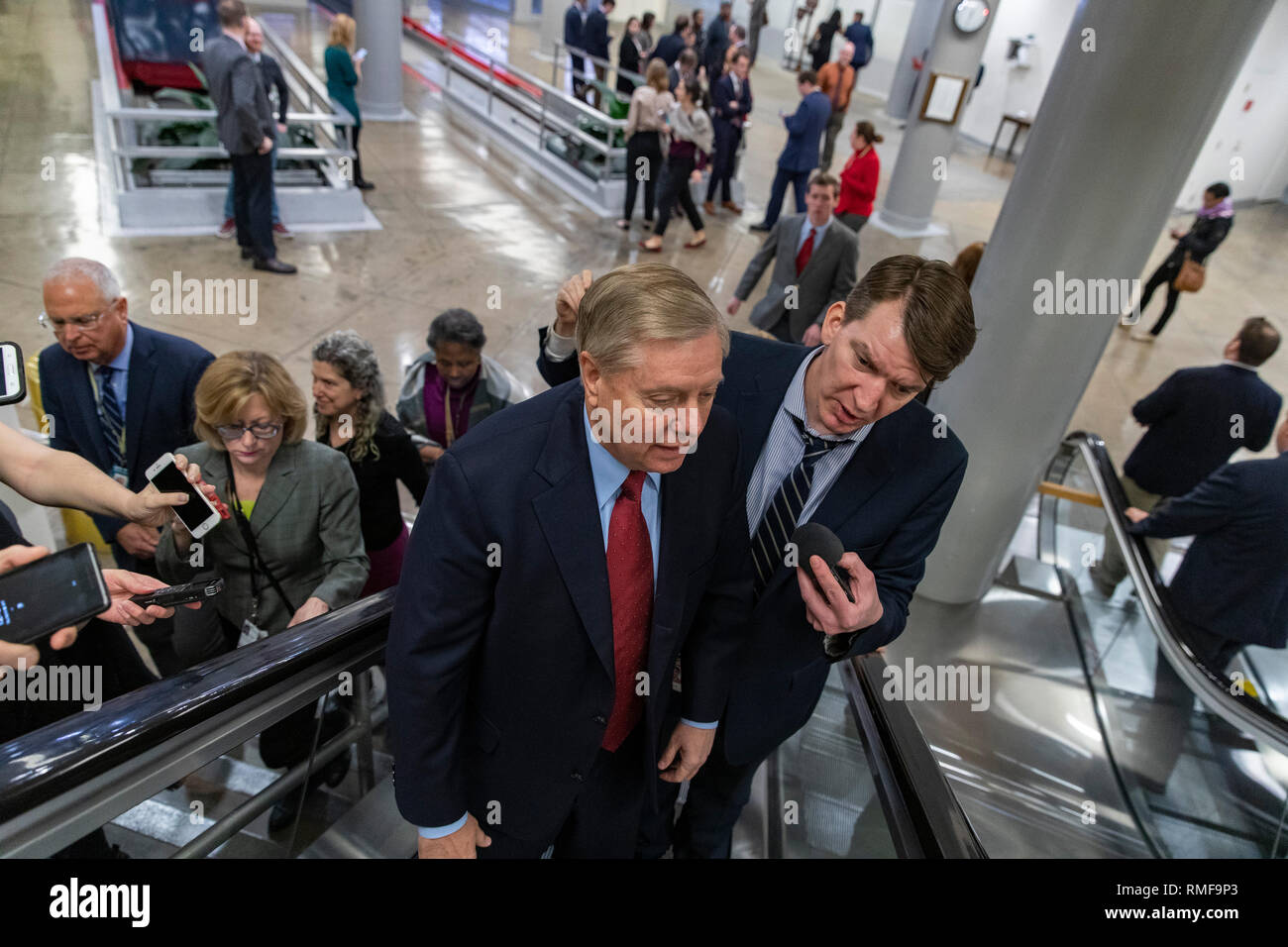 Washington, Stati Uniti d'America. Xiv Feb, 2019. Il senatore Lindsey Graham, il repubblicano della Carolina del Sud, parla con i giornalisti in Senato alla metropolitana prima del voto del Senato sulla conferma di William Barr per essere stati Uniti Procuratore Generale al Campidoglio di Washington il 14 febbraio 2019. Credito: Alex Edelman/CNP | Utilizzo di credito in tutto il mondo: dpa/Alamy Live News Foto Stock