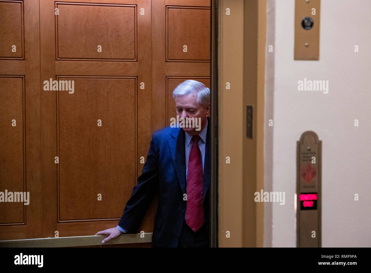 Washington, Stati Uniti d'America. Xiv Feb, 2019. Il senatore Lindsey Graham, il repubblicano della Carolina del Sud, parla con i giornalisti in Senato alla metropolitana prima del voto del Senato sulla conferma di William Barr per essere stati Uniti Procuratore Generale al Campidoglio di Washington il 14 febbraio 2019. Credito: Alex Edelman/CNP | Utilizzo di credito in tutto il mondo: dpa/Alamy Live News Foto Stock