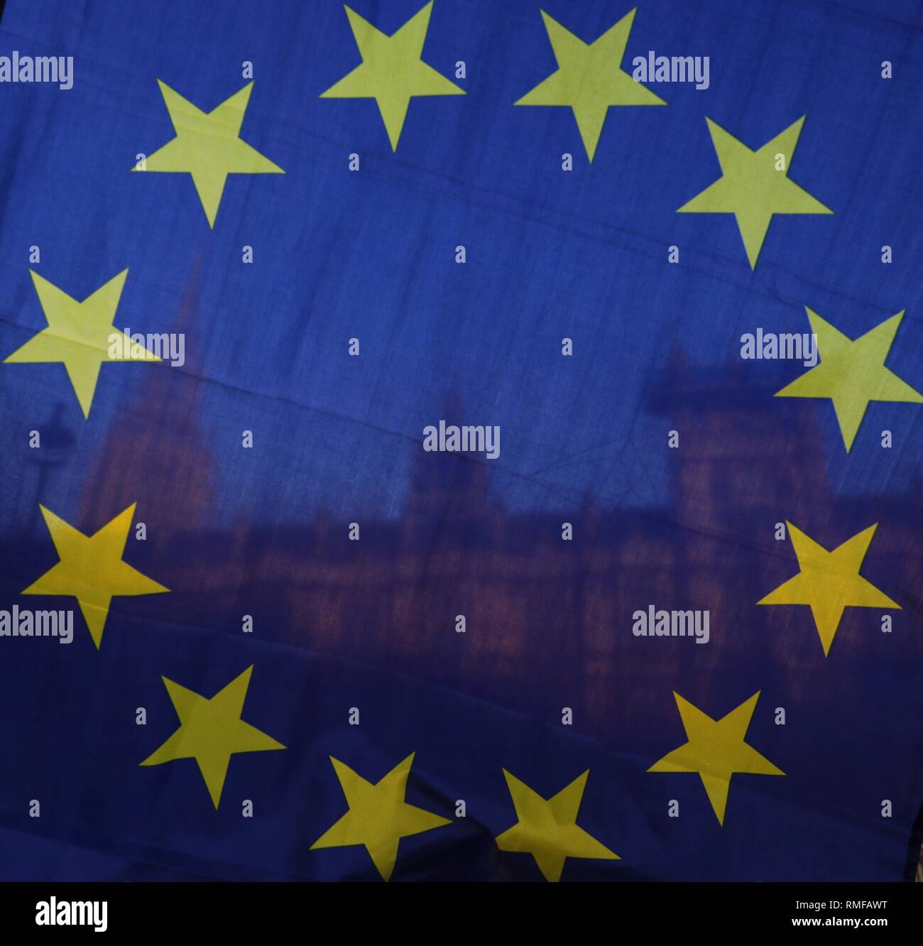 Londra, Regno Unito. Xiv Feb, 2019. La silhouette della Casa del Parlamento è visto attraverso una bandiera UE a Londra, in Gran Bretagna il 14 febbraio, 2019. La British House of Commons il giovedì ha votato contro la mozione presentata dal Primo Ministro Theresa Maggio ribadendo il suo sostegno per il governo Brexit approccio. Credito: Han Yan/Xinhua/Alamy Live News Foto Stock