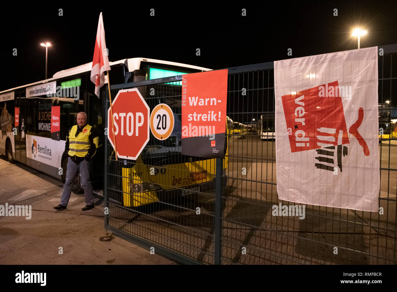 Berlino, Germania. 15 Feb, 2019. Un bus del Berliner Verkehrsbetriebe (LPP) è in piedi di fronte all'ingresso alla LPP deposito autobus a Indira-Gandhi-Straße. I Verdi sindacato ha chiamato su 14000 dipendenti lpp per andare su un colpo di avvertimento. Credito: Paolo Zinken/dpa/Alamy Live News Foto Stock