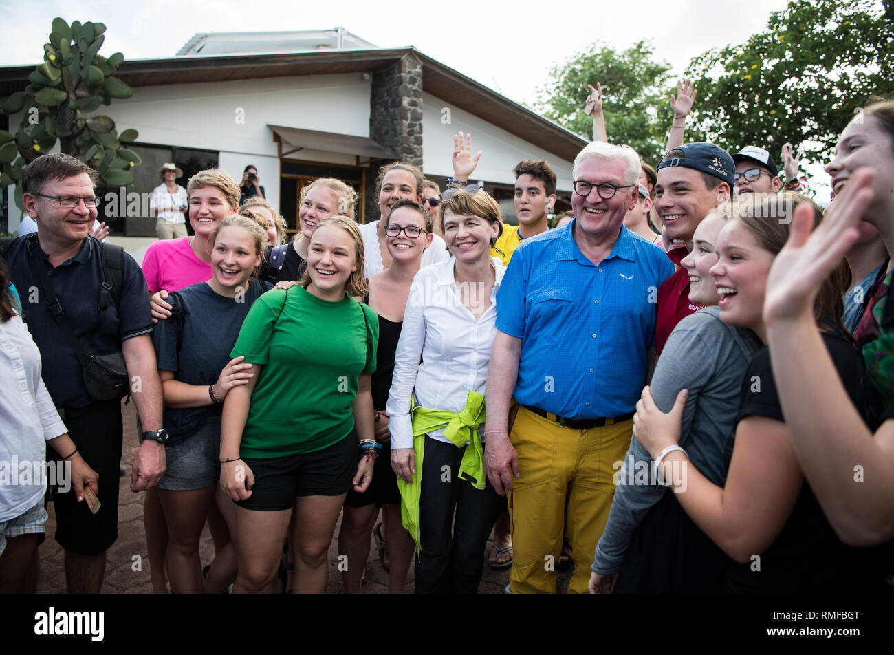 Isole Galapagos, Ecuador. Xiv Feb, 2019. Il Presidente federale Frank-Walter Steinmeier e sua moglie Elke Büdenbender visitare la tartaruga stazione di allevamento del parco nazionale sull'isola di Santa Cruz e sono circondati da un internazionale giovanile di gruppo. Il Presidente federale Steinmeier e sua moglie sono in visita in Colombia ed Ecuador in occasione di Alexander von Humboldt's 250° compleanno come parte di una cinque giorni di viaggio in America Latina. Credito: Bernd von Jutrczenka/dpa/Alamy Live News Foto Stock