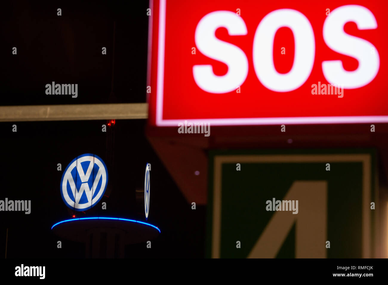 Hannover, Germania. 12 Feb, 2019. Il logo VW su una precedente torre della televisione si accende dietro un segno di SOS per una chiamata di emergenza. Credito: Raffaello Knipping/dpa/Alamy Live News Foto Stock