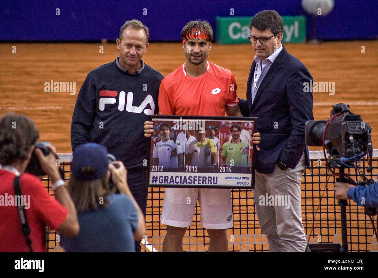 Buenos Aires, capitale federale, Argentina. Xiv Feb, 2019. I tre-tempo Argentine Open Champion, spagnolo David Ferrer, dice addio dopo essere stato sconfitto dal suo connazionale Albert Ramos ViÃ±olas con un punteggio di 6-3; 6 (9) -7 (11); 6-3, segnando in tal modo l'inizio del suo pensionamento da tennis professionale. Credito: Roberto Almeida Aveledo/ZUMA filo/Alamy Live News Foto Stock