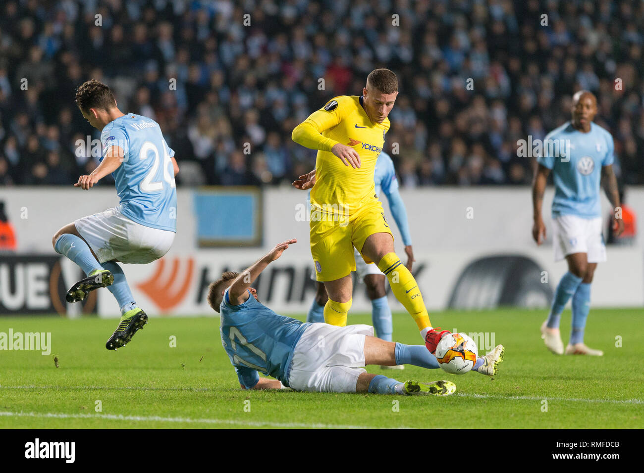 Malmo, Svezia. Xiv Feb, 2019. La Svezia, Malmö, 24 febbraio 2019. Rasmus Bengtsson (17) di Malmo FF affronta Ross Barkley del Chelsea FC durante l'Europa League round di 32 match tra Malmö FF e Chelsea FC a Swedbank Stadion di Malmö. (Photo credit: Gonzales foto/Alamy Live News Foto Stock