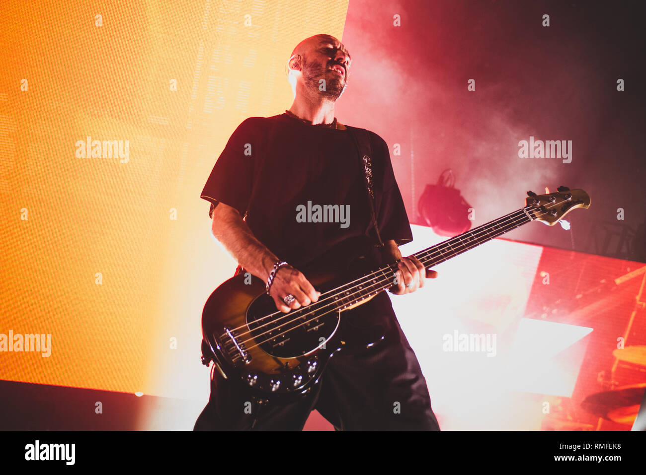 Torino, Italia. 14 feb 2019. Luca vicini (meglio noto come Vicio), il bassista della rock band italiana subsonica, performing live in scena a Torino, presso la Pala Alpitour, per la '8' tour 2019. Credito: Alessandro Bosio/Alamy Live News Foto Stock