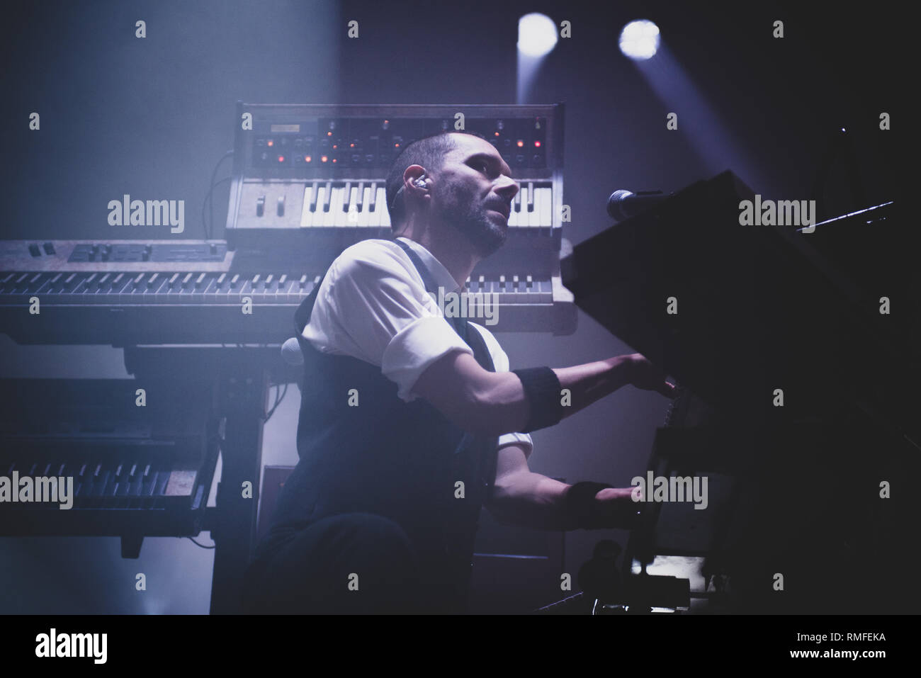 Torino, Italia. 14 feb 2019. Davide Di Leo (meglio noto come Boosta), pianista, dj e compositore del rock band italiana subsonica, performing live in scena a Torino, presso la Pala Alpitour, per la '8' tour 2019. Credito: Alessandro Bosio/Alamy Live News Foto Stock