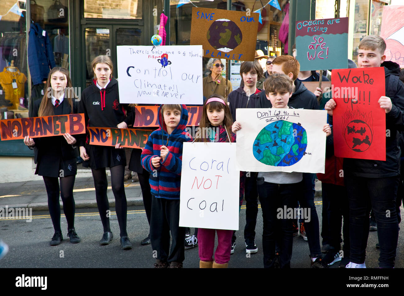 Hay on Wye, Powys, Wales, Regno Unito. Febbraio 15 2019. Sciopero del clima. Gli alunni di scuole locali hanno preso il tempo fuori dalle lezioni di protesta chiedendo un intervento urgente sul cambiamento climatico. Questo è parte di una strategia coordinata per la giornata nazionale di azione. Credito: Jeff Morgan/Alamy Live News Foto Stock