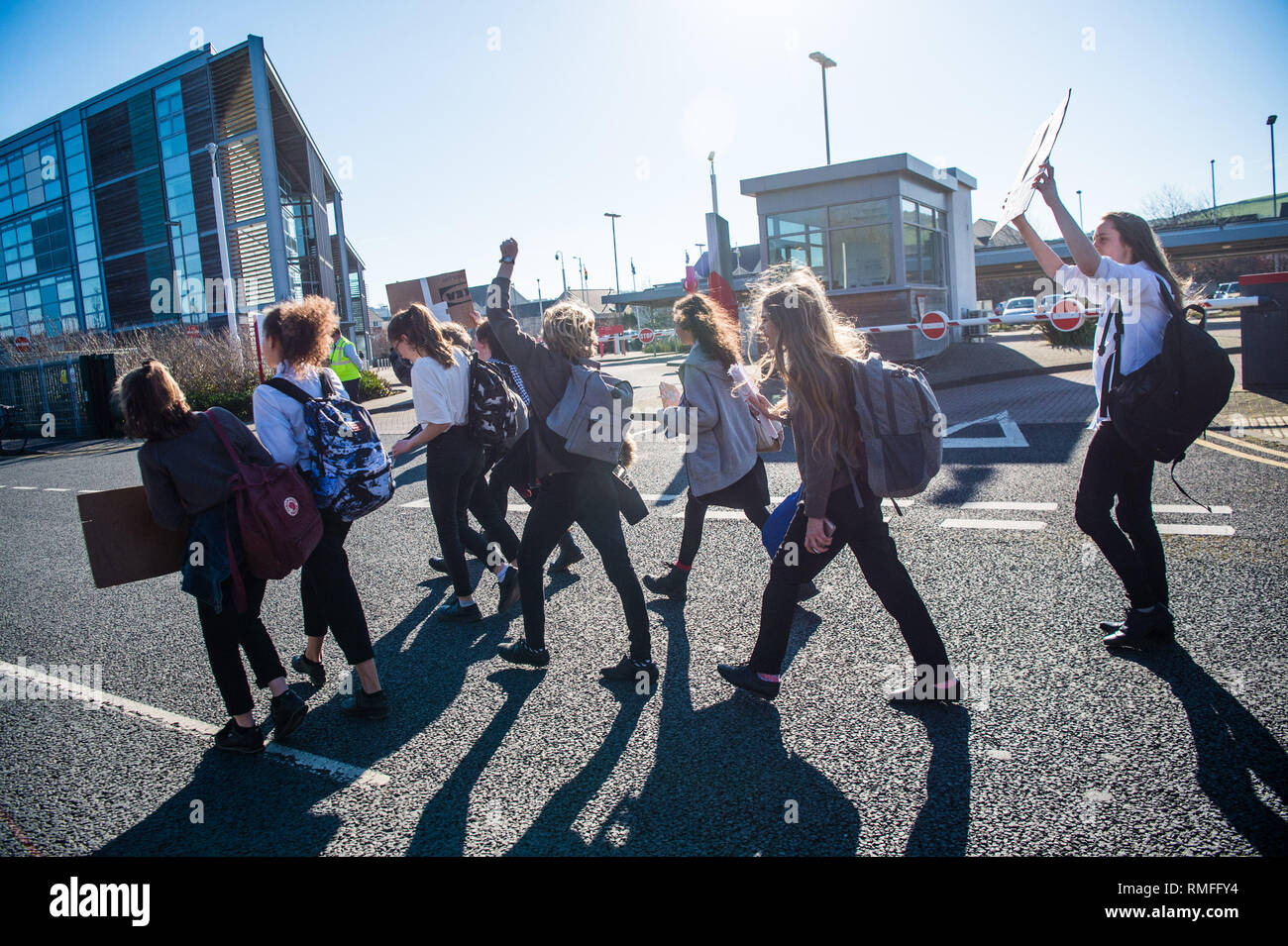 Aberystwyth Wales UK, Venerdì 15 Feb 2019 studenti in marcia per il cambiamento climatico - Anno 7 Anno 11 studenti provenienti da scuole e intorno a Aberystwyth prendendo parte al 'Strike per il cambiamento climatico", protestando con i loro striscioni e cartelloni al di fuori degli uffici del governo gallese in Aberystwyth questo pomeriggio. Credito foto Keith Morris / Alamy Live News Foto Stock