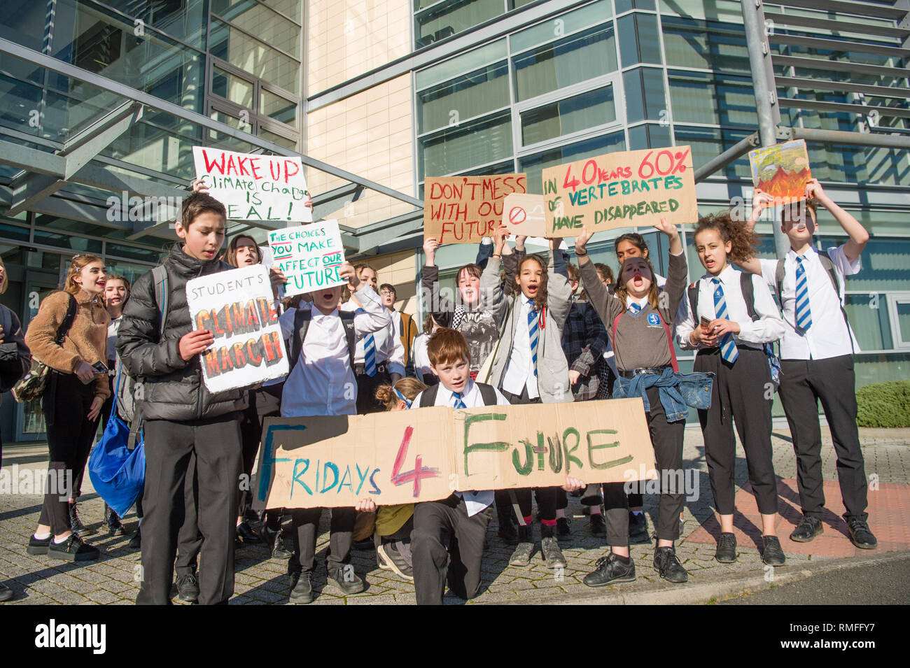 Aberystwyth Wales UK, Venerdì 15 Feb 2019 studenti in marcia per il cambiamento climatico - Anno 7 Anno 11 studenti provenienti da scuole e intorno a Aberystwyth prendendo parte al 'Strike per il cambiamento climatico", protestando con i loro striscioni e cartelloni al di fuori degli uffici di Ceredigion County Council in Aberystwyth questo pomeriggio. Credito foto Keith Morris / Alamy Live News Foto Stock