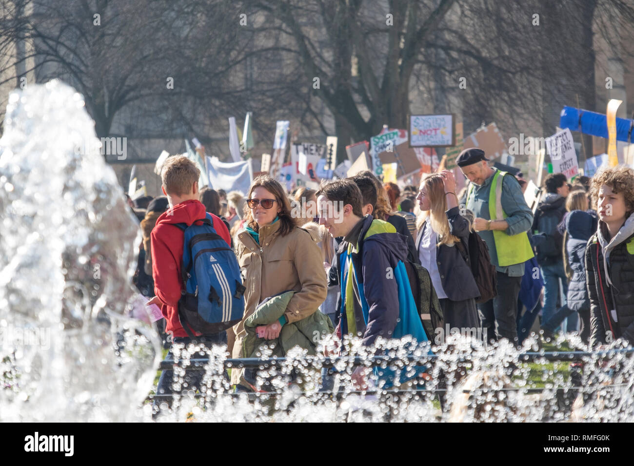 Bristol, Regno Unito. 15 Feb, 2019. Bristol agli studenti di prendere tempo fuori dalla scuola per protestare contro il cambiamento climatico.dicono che sono parte della gioventù Strike 4 protesta del clima che sta accadendo nel mondo. Credito: Signor Standfast/Alamy Live News Foto Stock