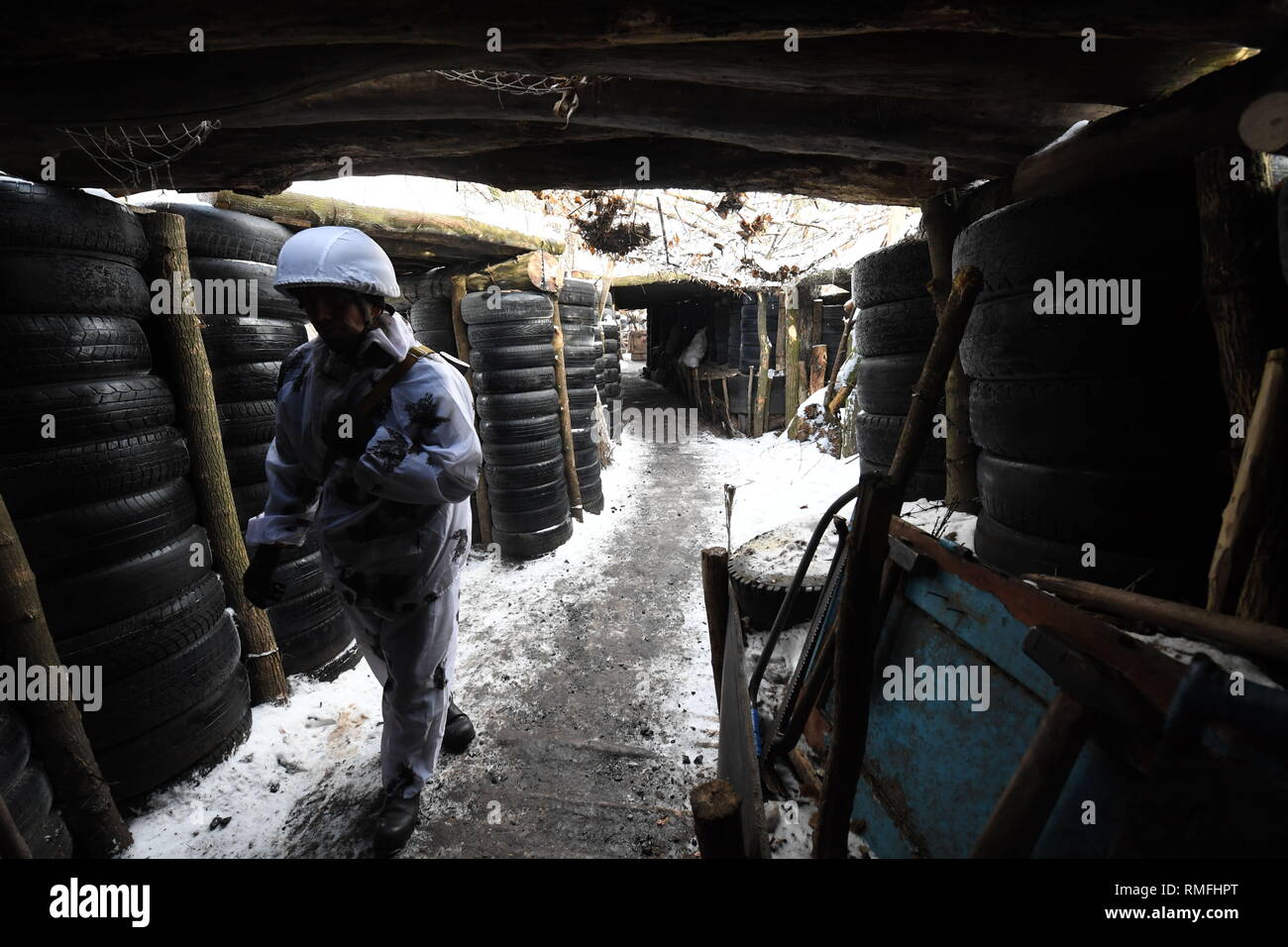 18 gennaio 2019 - Donetsk, Donetsk popoli Repubblica (DPR) D, Ucraina - DPR soldato da la divisione Shakhtyorsk visto vivere sulla linea del fronte in un dedalo di gallerie e trincee, entrambi al di sopra e al di sotto del terreno, alcuni fortificata con pneumatici in gomma.La guerra tra l'esercito ucraino e i soldati del Donetsk popoli Repubblica ha costato la vita a 12.000 persone e quelle che sono state sfollate supera il milione. Esso sottoposto a escalation in 2014. Nonostante il cessate il fuoco in luogo, è evidente che la morte si verifica ancora prevalentemente da, cecchino mortaio e miniere.La costruzione di trincee o lato del no-uomo Foto Stock