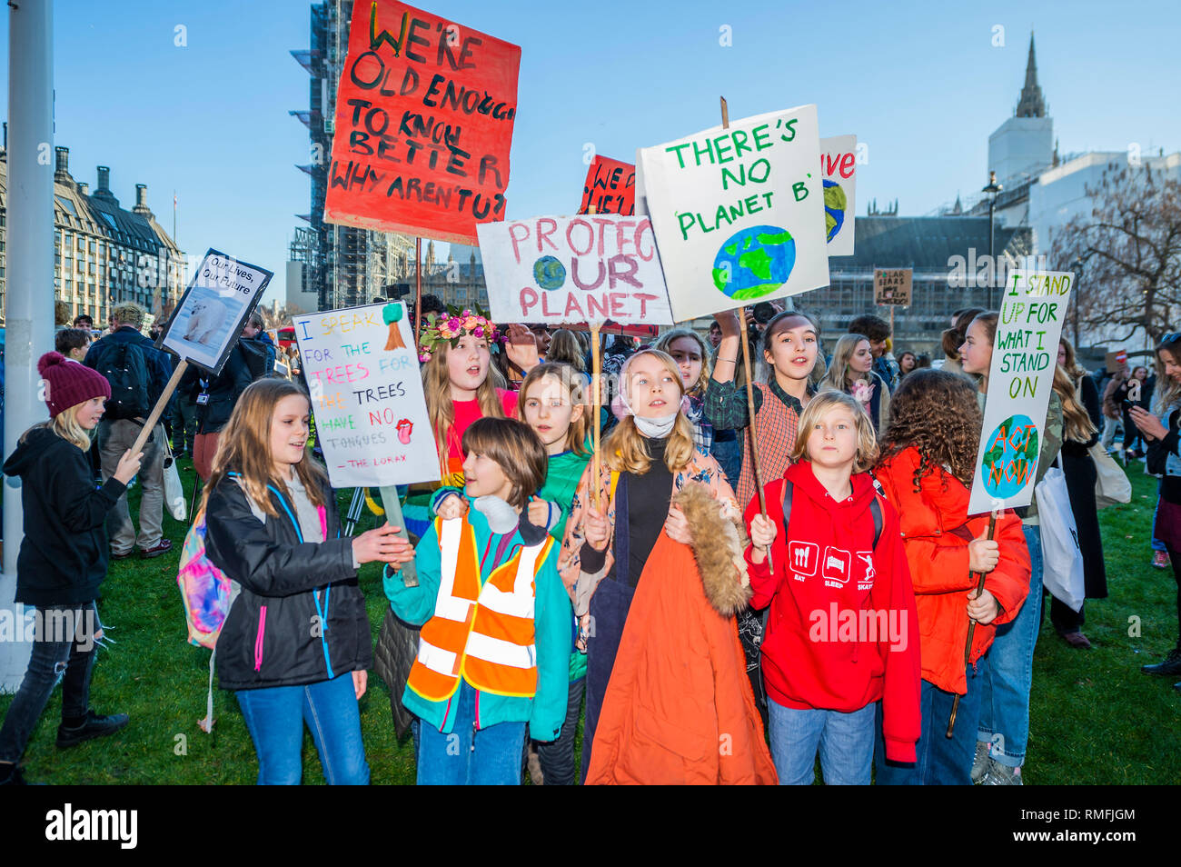 Londra, Regno Unito. 15 feb 2019. In Piazza del Parlamento - la scuola gli studenti sono scesi in sciopero per la mancanza di azione sul cambiamento climatico. Essi si riuniscono in piazza del Parlamento e da marzo a Downing Street, bloccando le strade attorno a Westminster per oltre un'ora. Credito: Guy Bell/Alamy Live News Foto Stock