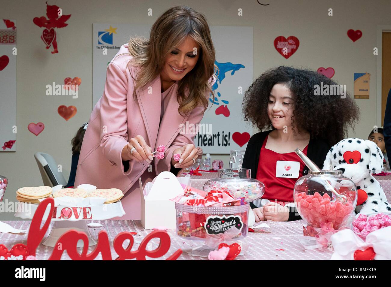 U.S prima signora Melania Trump visita i bambini ad unirsi a loro nel giorno di San Valentino festa presso i bambini Inn presso il National Institute of Health Febbraio 14, 2019 di Bethesda, Maryland. Foto Stock