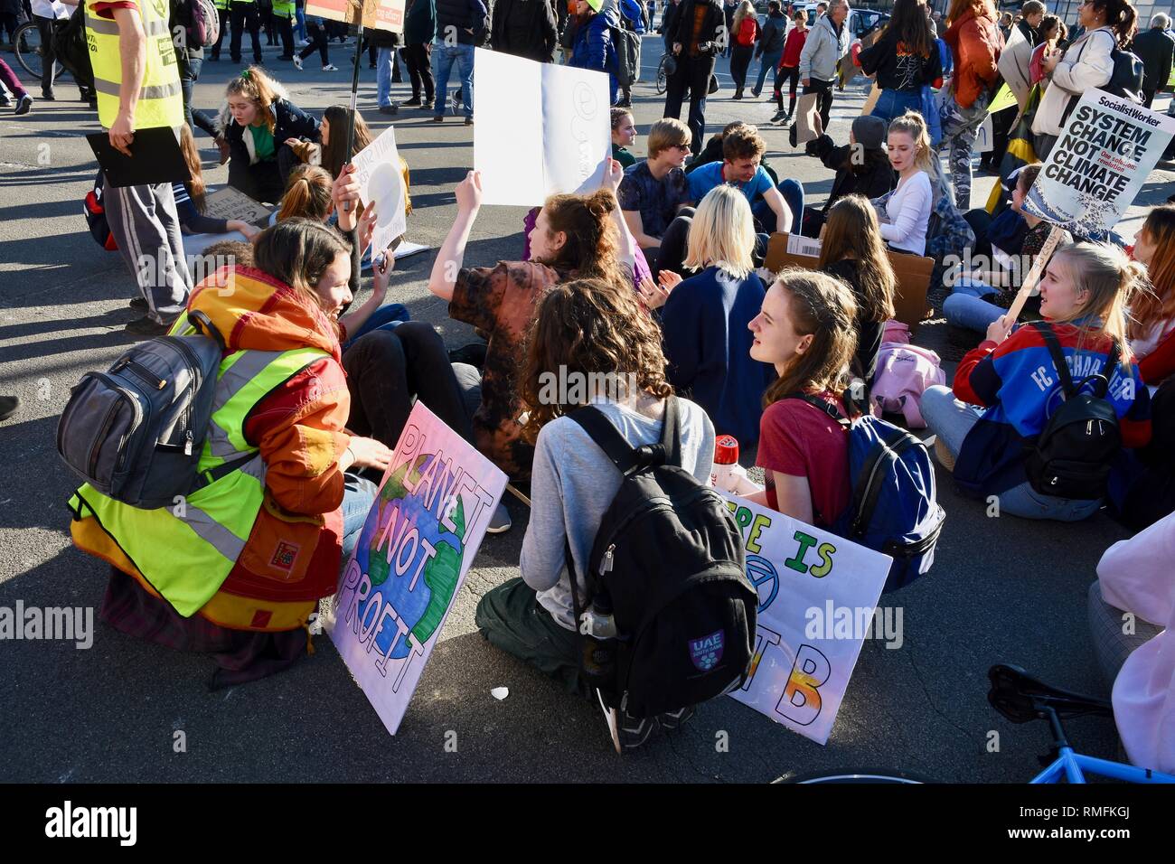I giovani manifestanti hanno bloccato il traffico con un sedersi protesta.Il cambiamento climatico dimostrazione,Piazza del Parlamento,London.UK Foto Stock