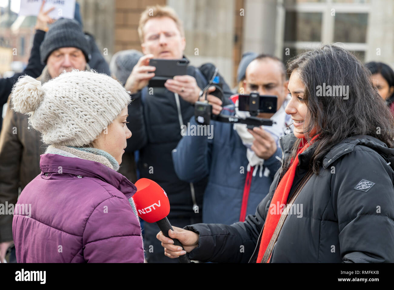 Stoccolma, Svezia. Il 15 febbraio, 2019. 16-anno-vecchio svedese Greta Thunberg protestando al di fuori del parlamento svedese House (Riksdagshuset) richiedono sempre più la protezione del clima parla di reporter. Credito: Per Grunditz/Alamy Live News Foto Stock