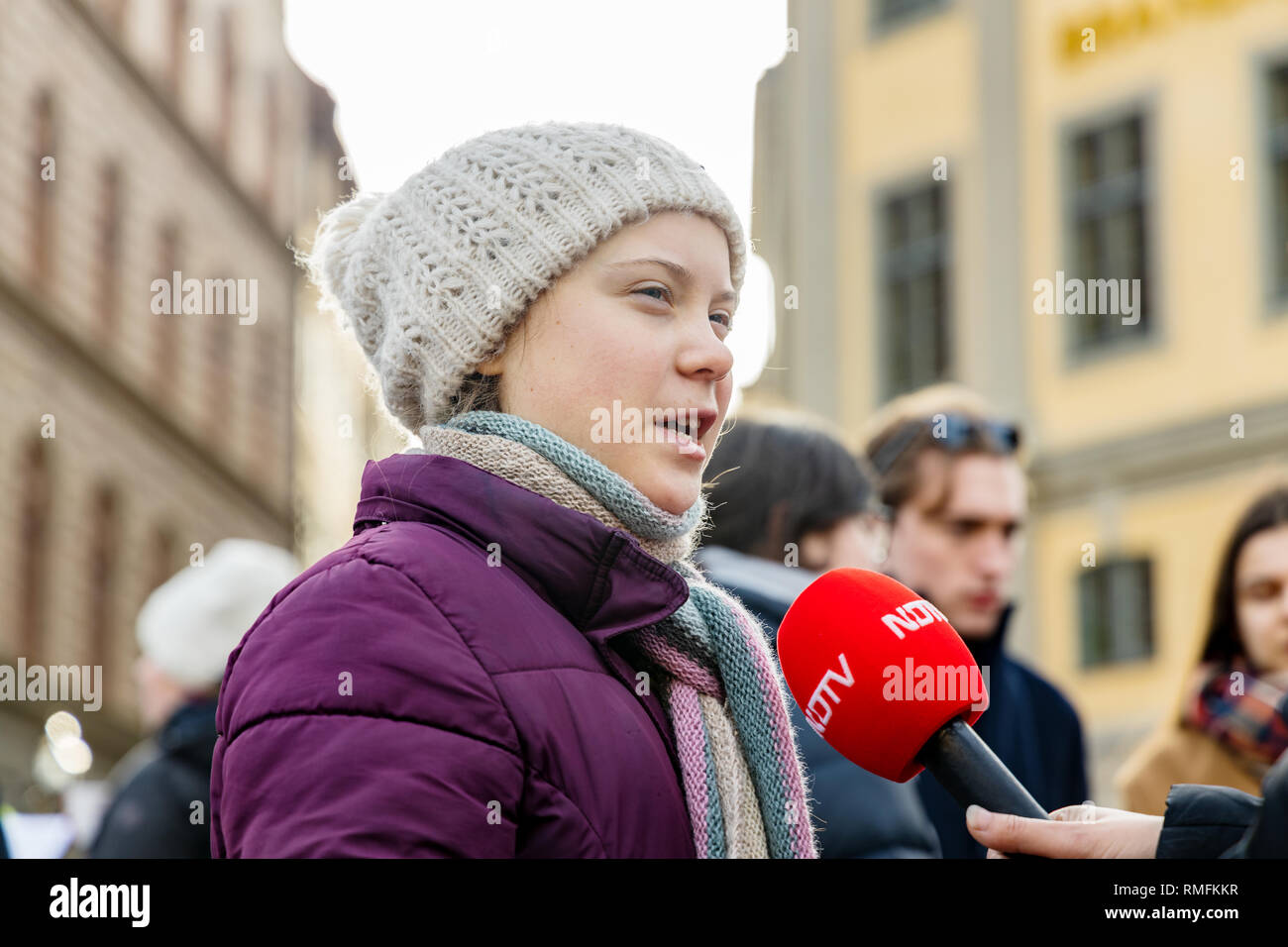 Stoccolma, Svezia. Il 15 febbraio, 2019. 16-anno-vecchio svedese Greta Thunberg protestando al di fuori del parlamento svedese House (Riksdagshuset) richiedono sempre più la protezione del clima parla di reporter. Credito: Per Grunditz/Alamy Live News Foto Stock