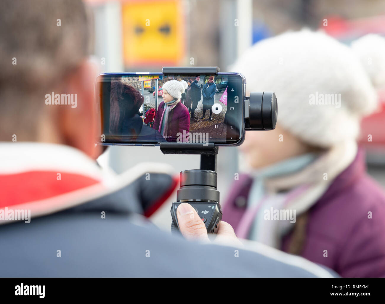 Stoccolma, Svezia. Il 15 febbraio, 2019. 16-anno-vecchio svedese Greta Thunberg protestando al di fuori del parlamento svedese House (Riksdagshuset) richiedono sempre più la protezione del clima parla di reporter. Credito: Per Grunditz/Alamy Live News Foto Stock