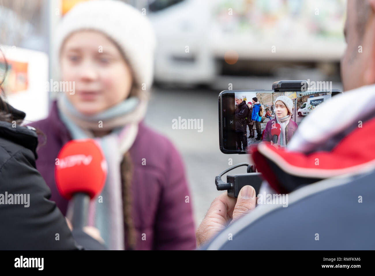 Stoccolma, Svezia. Il 15 febbraio, 2019. 16-anno-vecchio svedese Greta Thunberg protestando al di fuori del parlamento svedese House (Riksdagshuset) richiedono sempre più la protezione del clima parla di reporter. Credito: Per Grunditz/Alamy Live News Foto Stock