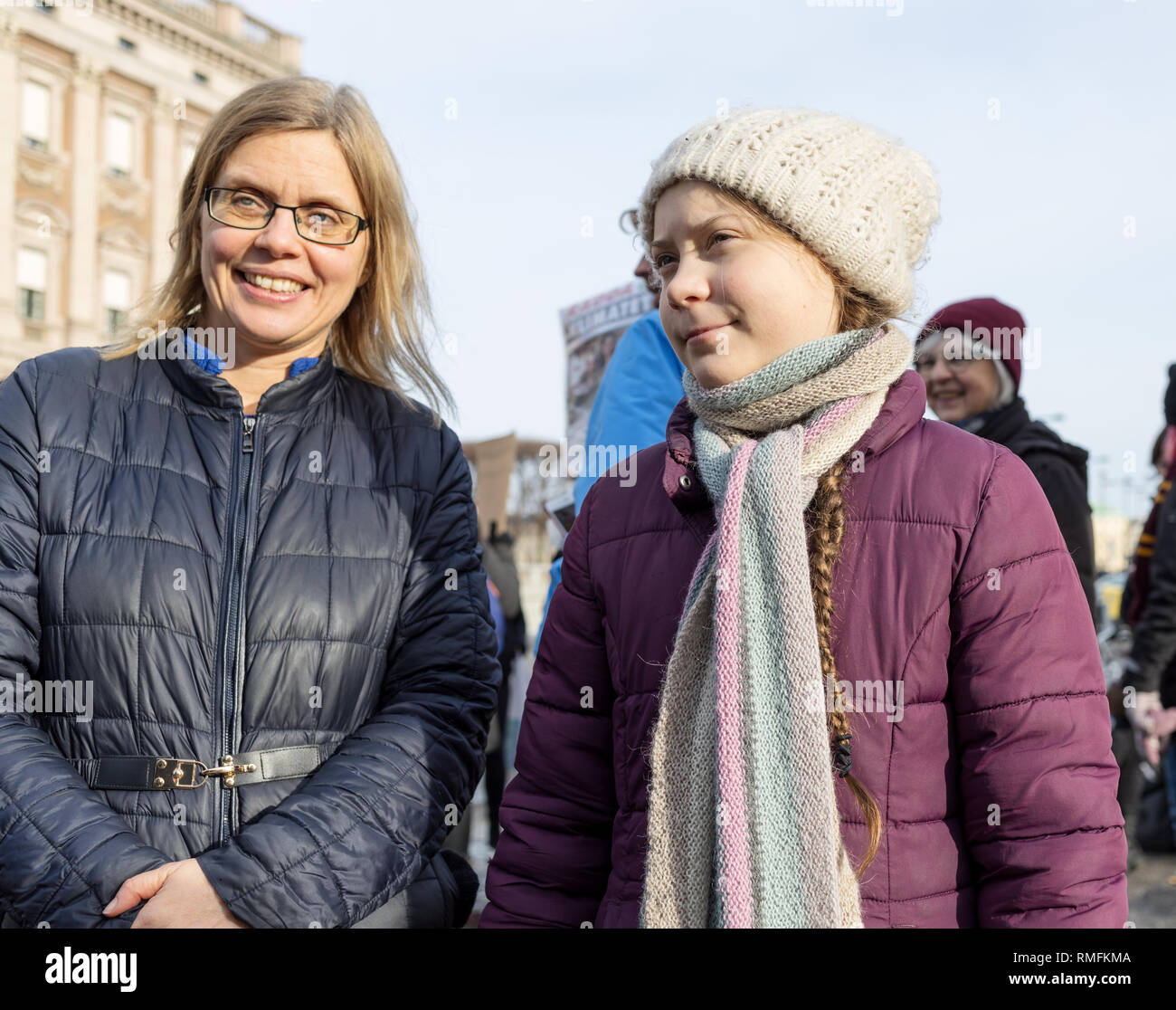 Stoccolma, Svezia. Il 15 febbraio, 2019. 16-anno-vecchio svedese Greta Thunberg protestando al di fuori del parlamento svedese House (Riksdagshuset) richiedono sempre più la protezione del clima comporta per selfie. Credito: Per Grunditz/Alamy Live News Foto Stock