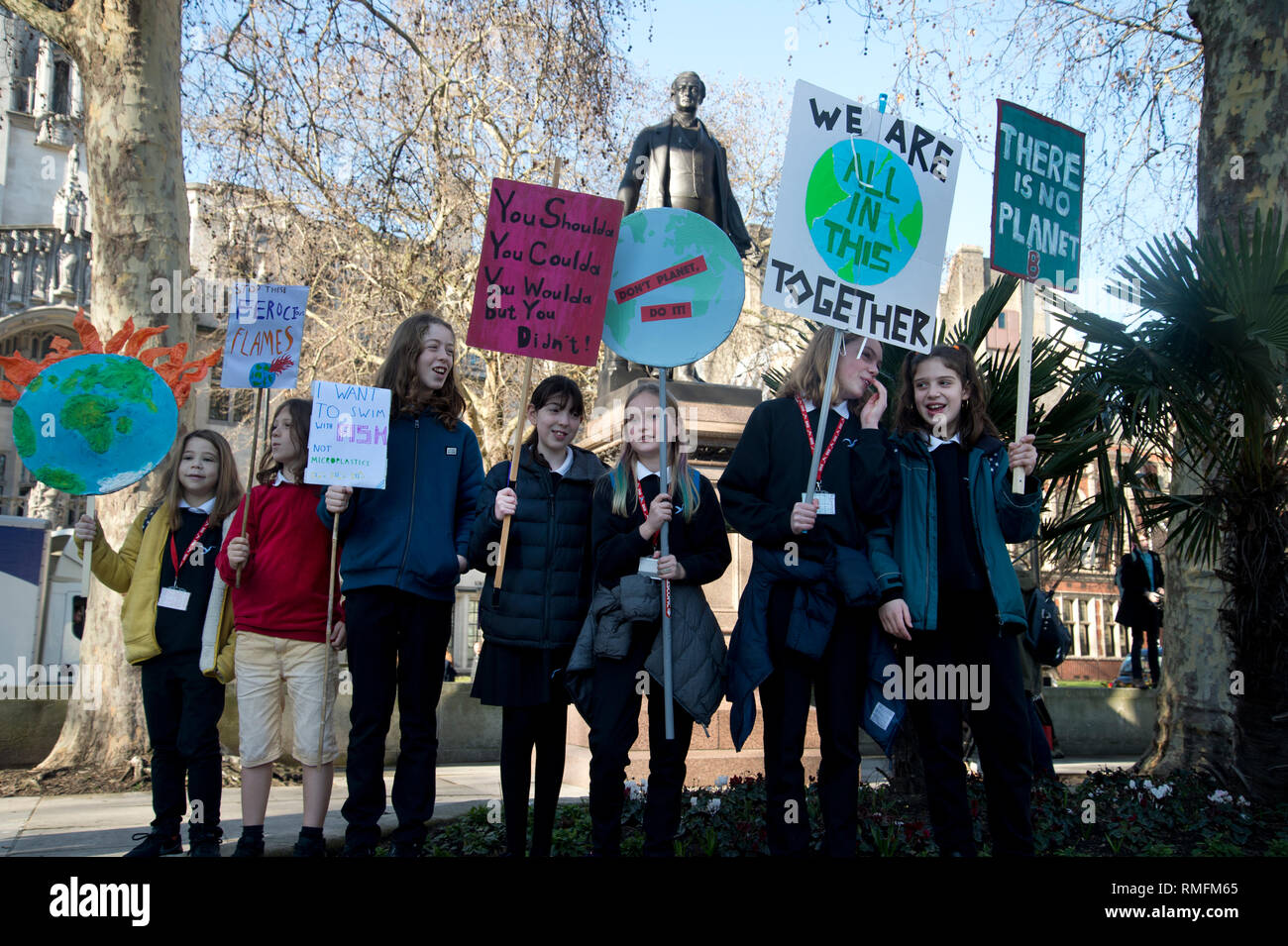 Londra, Regno Unito. 15 Feb, 2019. Migliaia di bambini in età scolare e giovani del Regno Unito hanno preso parte in clima di scioperi, passeggiate fuori della scuola per protestare contro l'inerzia del governo sul cambiamento climatico come parte di una campagna globale di azione sul cambiamento climatico.La scuola gli scioperi sono stati ispirati dal giovane attivista svedese Greta Thurnberg che dal mese di agosto 2018 è stata protestando il venerdì. A Londra migliaia di bambini e studenti si sono riuniti in piazza del Parlamento, Westminster. Credito: Jenny Matthews/Alamy Live News Foto Stock