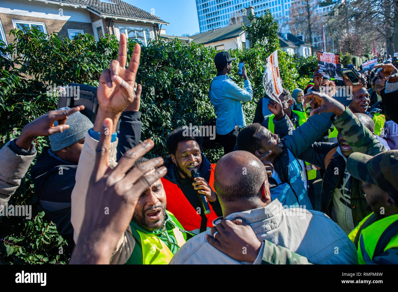 L'Aia, Paesi Bassi. 15 Feb, 2019. Un gruppo di dimostranti si sono visti ballare e gridando slogan durante la manifestazione.Il comitato di coordinamento "udan Unite" nei Paesi Bassi per sostenere i sudanesi organizzato a marzo la Corte penale internazionale situato a L'Aia, in solidarietà con la rivoluzione in Sudan. Ci hanno chiesto l arresto di al-Bashir e tutti gli altri criminali, li costringono a stare in giudizio presso la Corte penale internazionale, aprire nuove inchieste ho credito: ZUMA Press, Inc./Alamy Live News Foto Stock