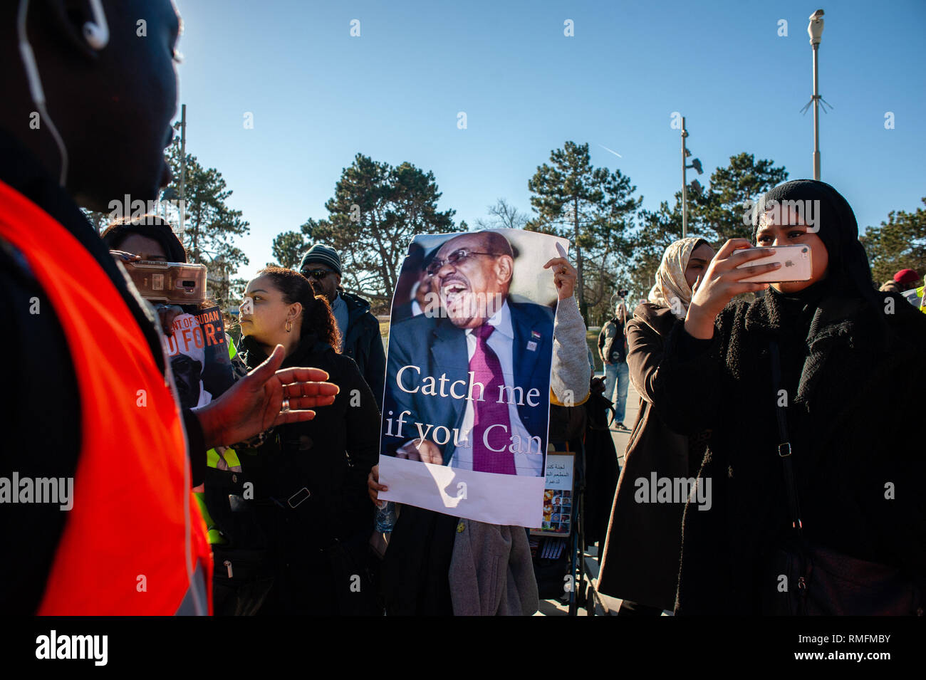 L'Aia, Paesi Bassi. 15 Feb, 2019. Un manifestante visto tenendo un cartello con una foto del presidente sudanese durante la manifestazione.Il comitato di coordinamento "udan Unite" nei Paesi Bassi per sostenere i sudanesi organizzato a marzo la Corte penale internazionale situato a L'Aia, in solidarietà con la rivoluzione in Sudan. Ci hanno chiesto l arresto di al-Bashir e tutti gli altri criminali, li costringono a stare in giudizio presso la Corte penale internazionale, aprire nuovo credito investig ZUMA Press, Inc./Alamy Live News Foto Stock