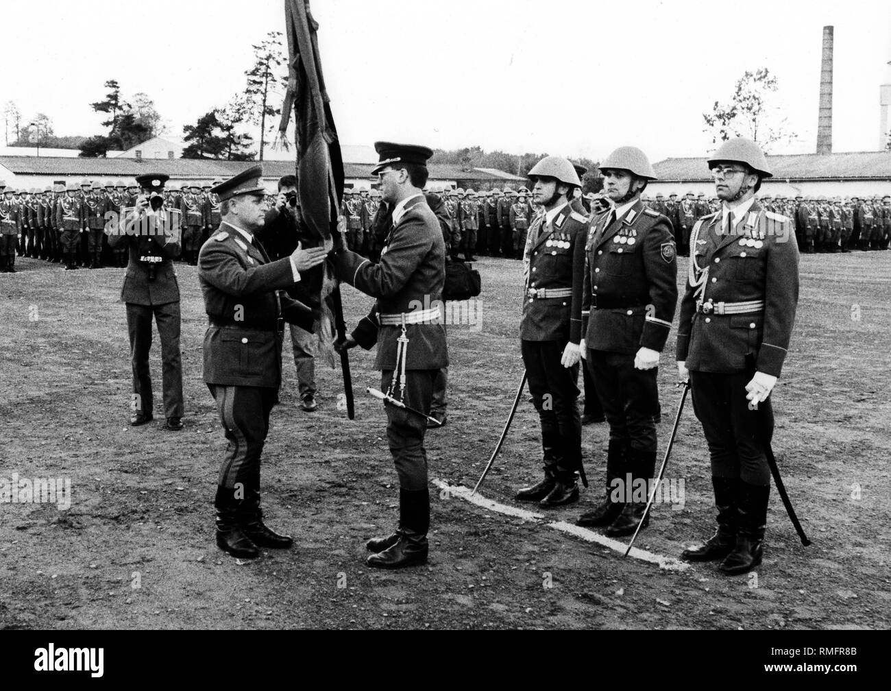 Consegna della bandiera di truppe per il Museo dell'esercito a Dresda in occasione della dissoluzione dell'Panzerregiment della NVA in Goldberg Foto Stock