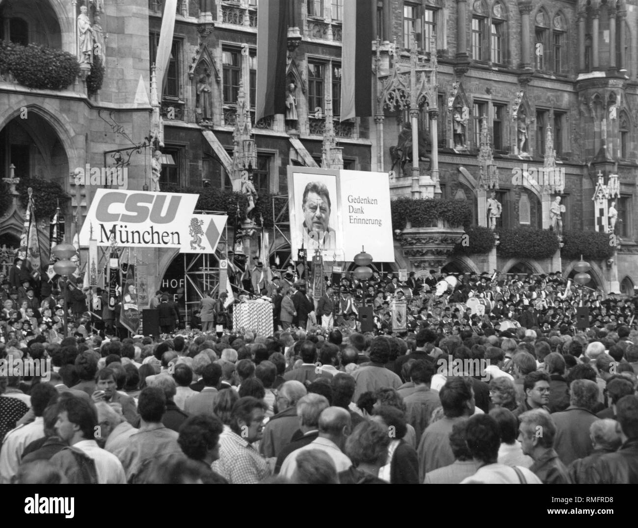 La commemorazione con 8.000 partecipanti, che ha avuto luogo in occasione del settantacinquesimo compleanno di Franz Josef Strauss sulla Marienplatz di Monaco di Baviera. Foto Stock