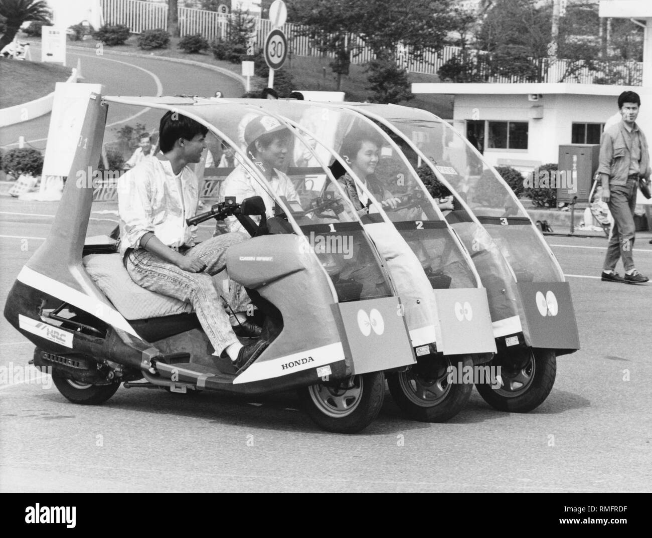 Tre gli scooter di cabina sulla gara di Formula Uno via a Suzuka, in Giappone. I veicoli sono stati il risultato di un concorso di idee che Honda ha proclamato. Foto Stock