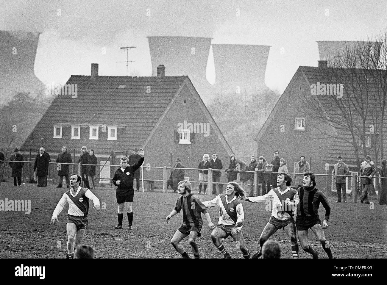 Domenica partita di calcio tra due squadre amatoriali contro lo sfondo delle torri di raffreddamento del disco centrali a carbone vegetale Springorum. Foto Stock